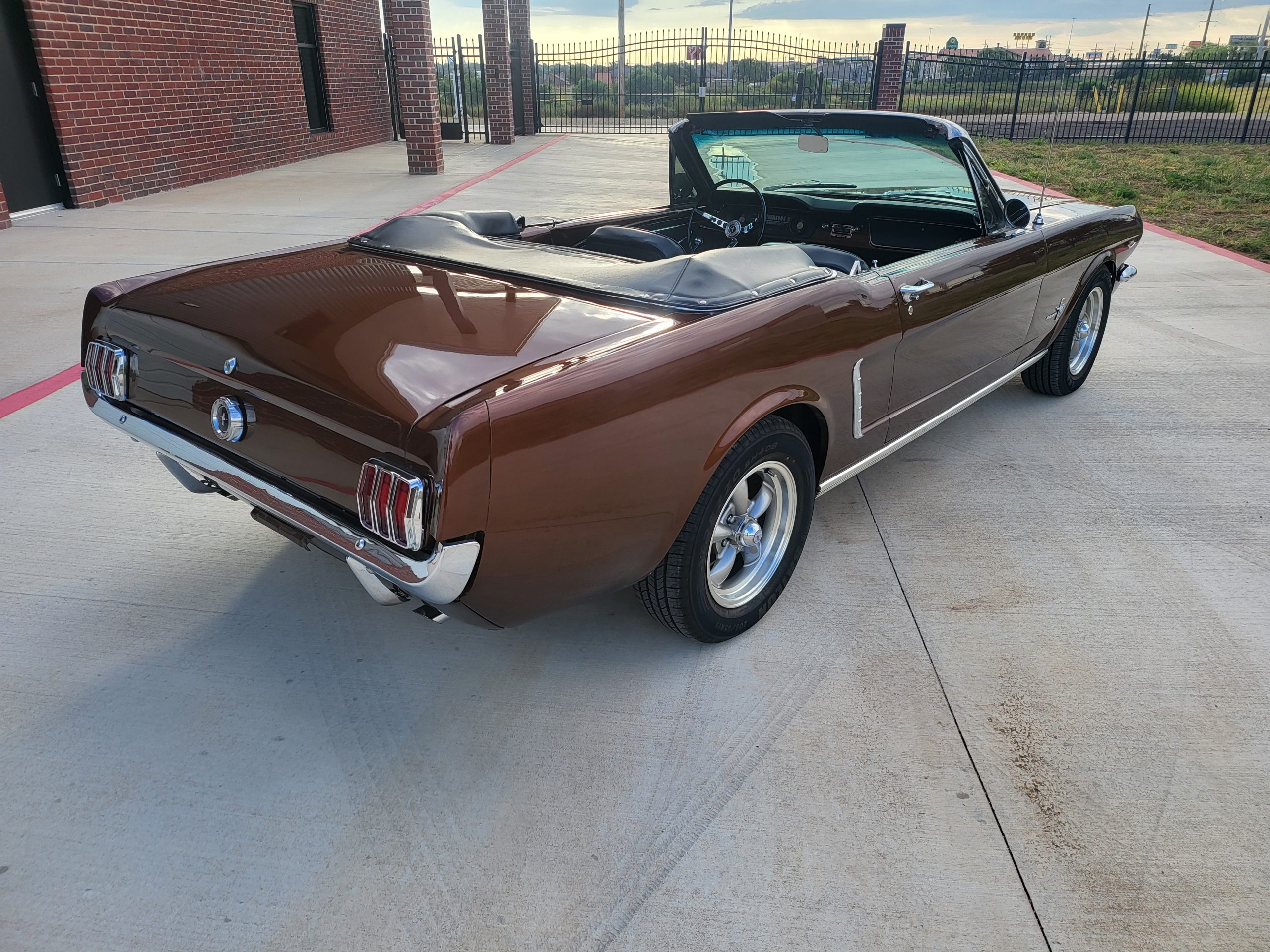 
								1965 Ford Mustang Convertible full									