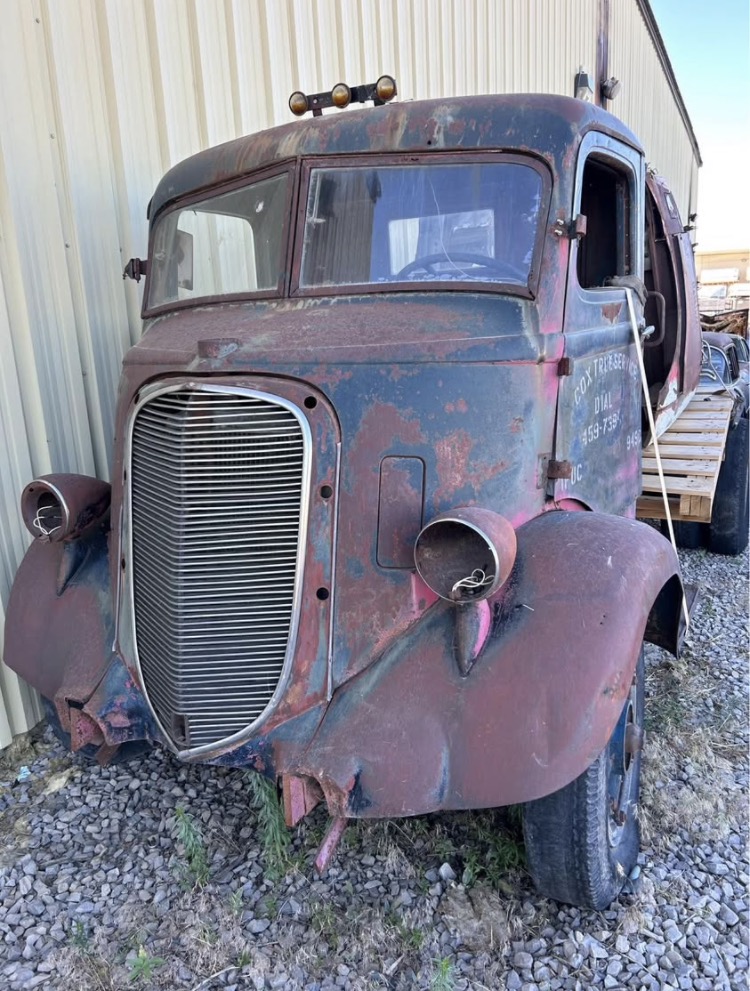 
								1940 Studebaker COE full									