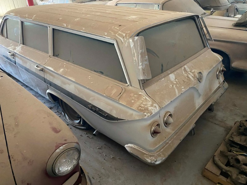 
								1961 Chevy Nomad 348 full									