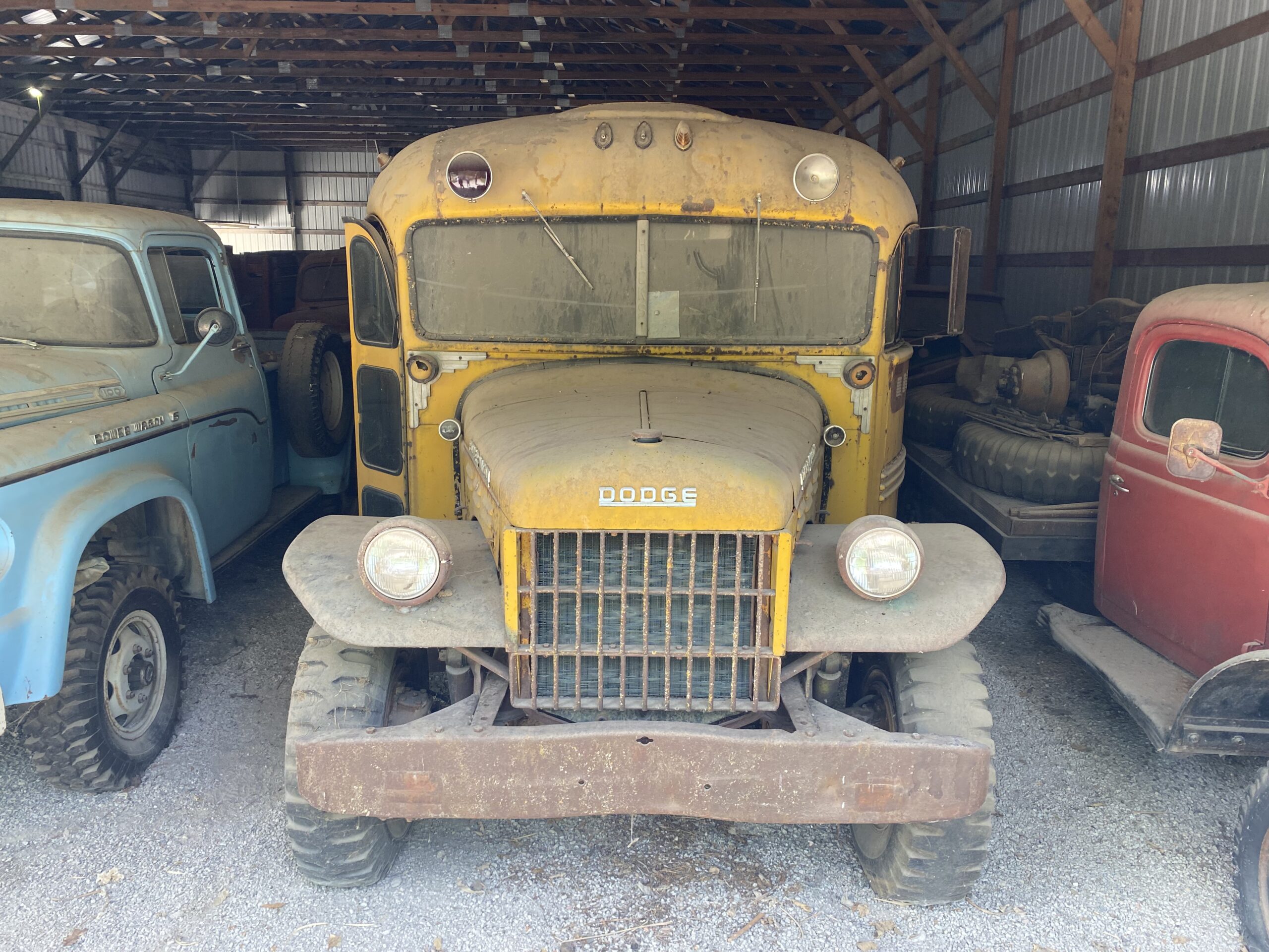 
								Dodge Power Wagon School Bus full									