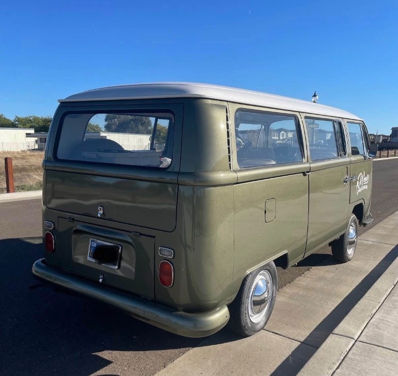 
								1971 Volkswagen Bus full									