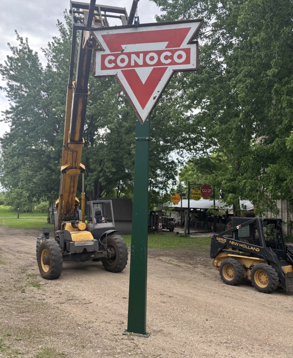 
								Conoco Gas Station Pole sign full									