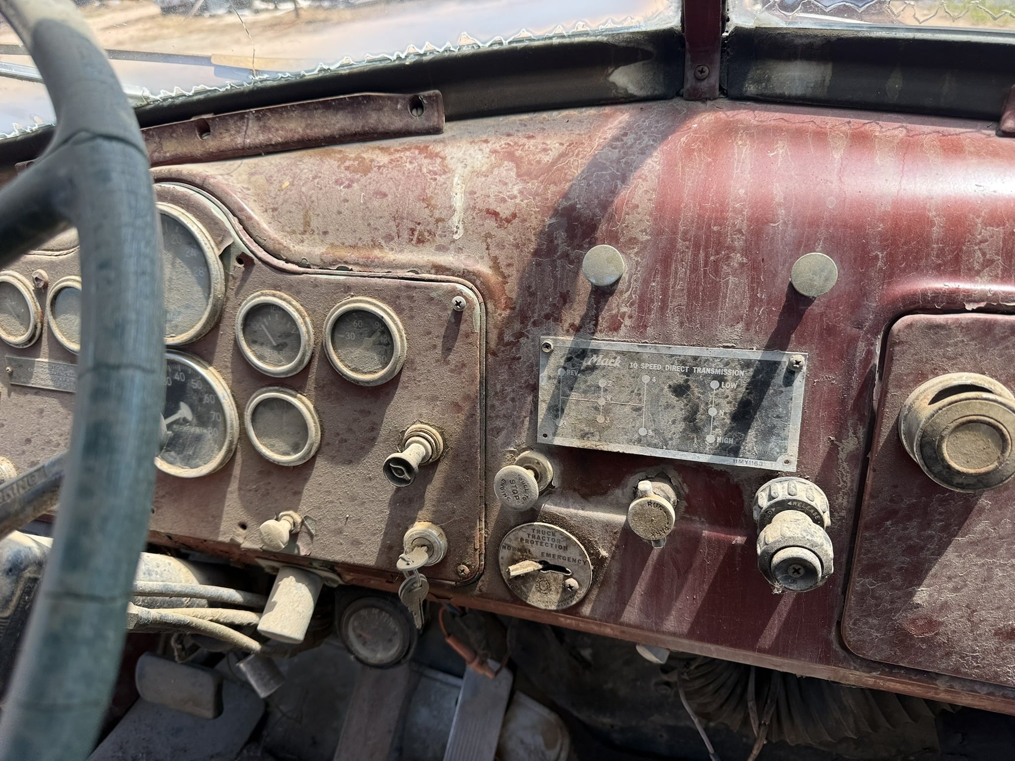 
								1957 Mack B61 Tow Truck full									