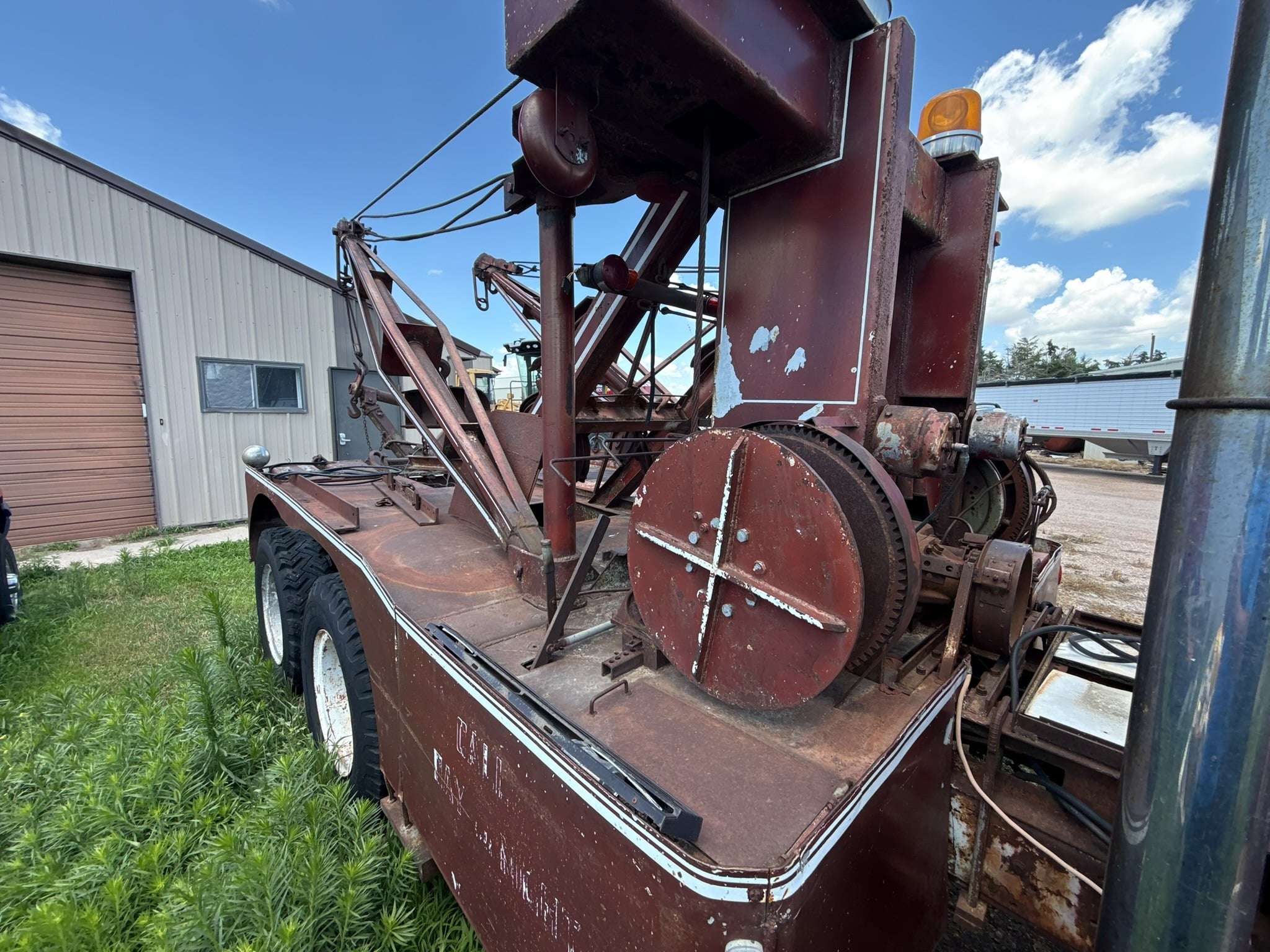 
								1957 Mack B61 Tow Truck full									