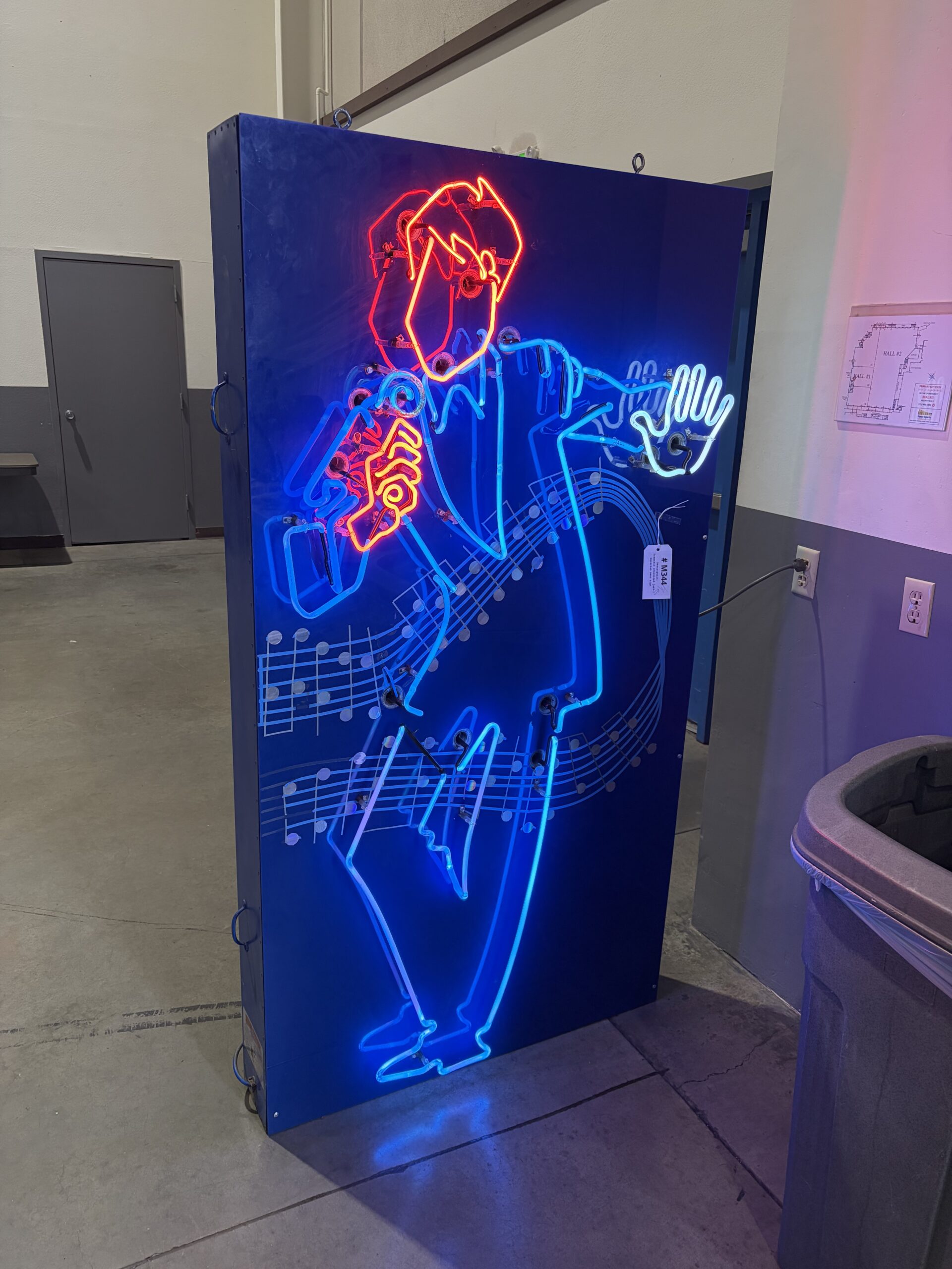 
								Restored Neon Jazz Mann Neon full									