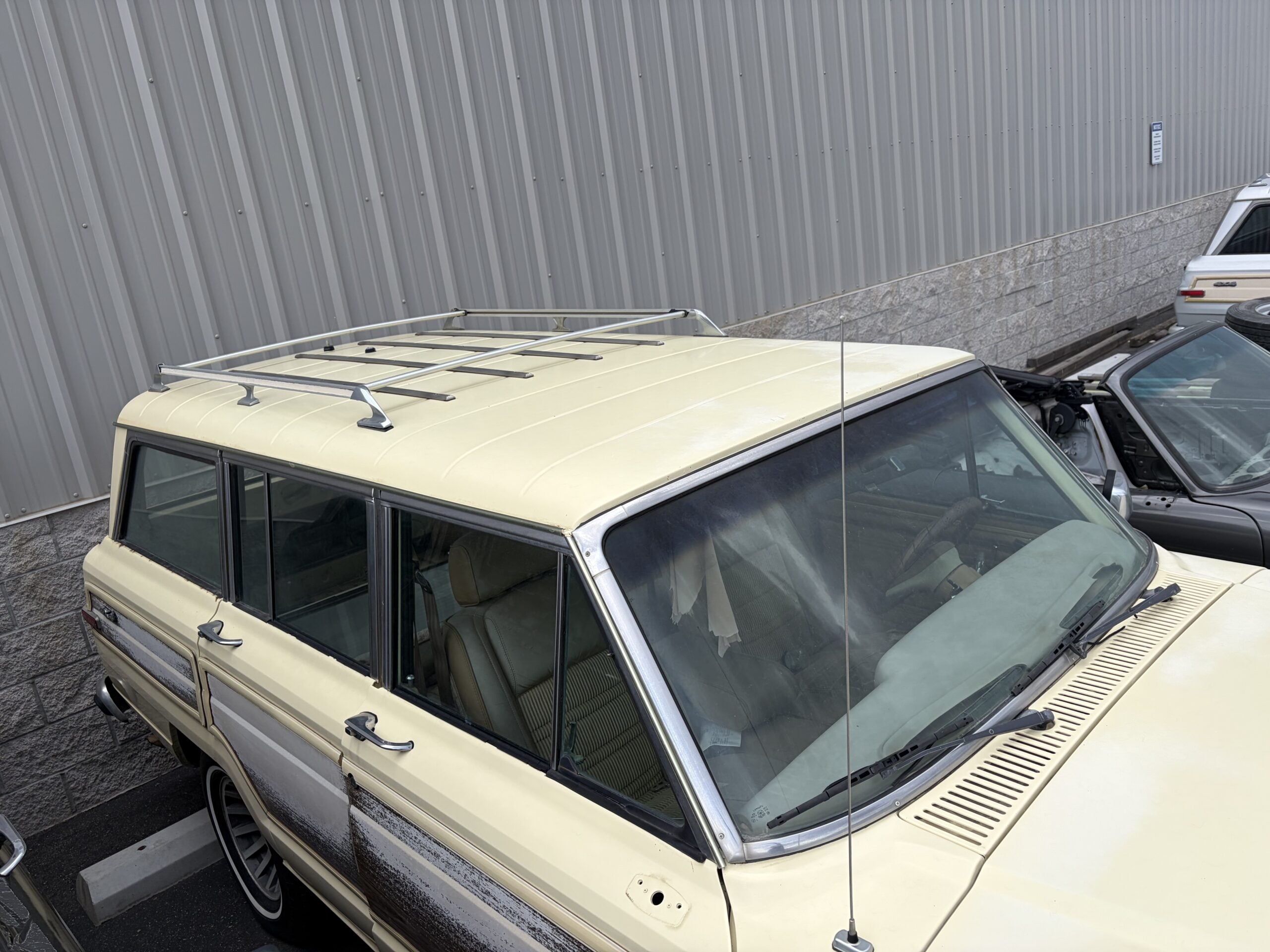 
								1984 Jeep Grand Wagoneer full									