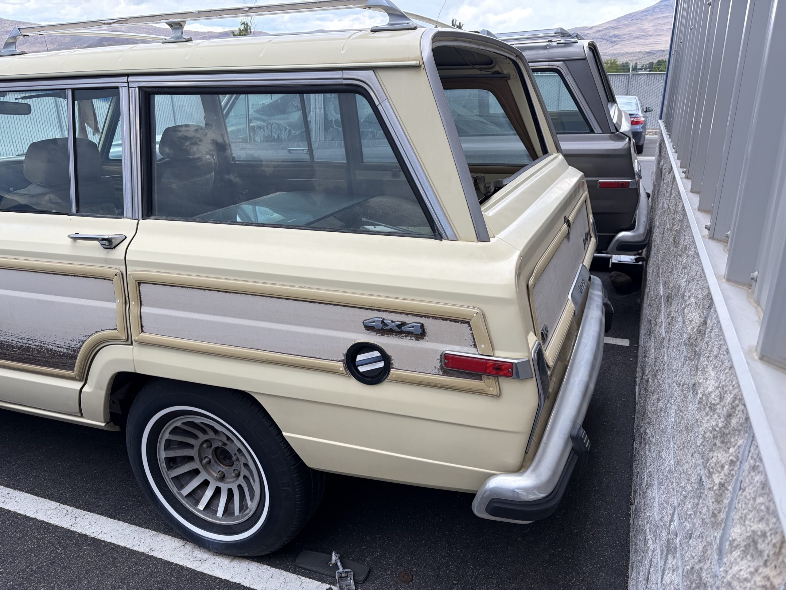
								1984 Jeep Grand Wagoneer full									