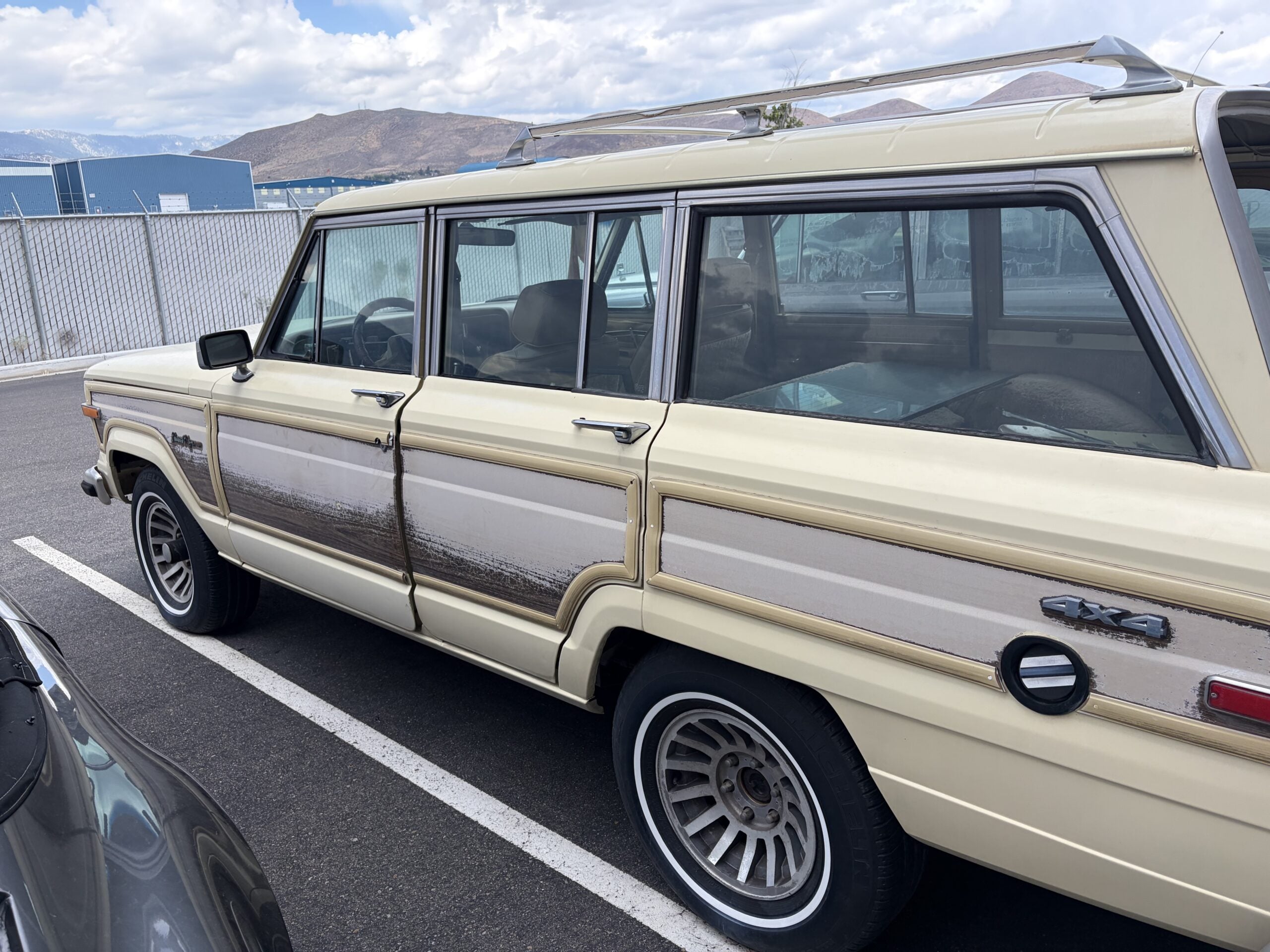 
								1984 Jeep Grand Wagoneer full									