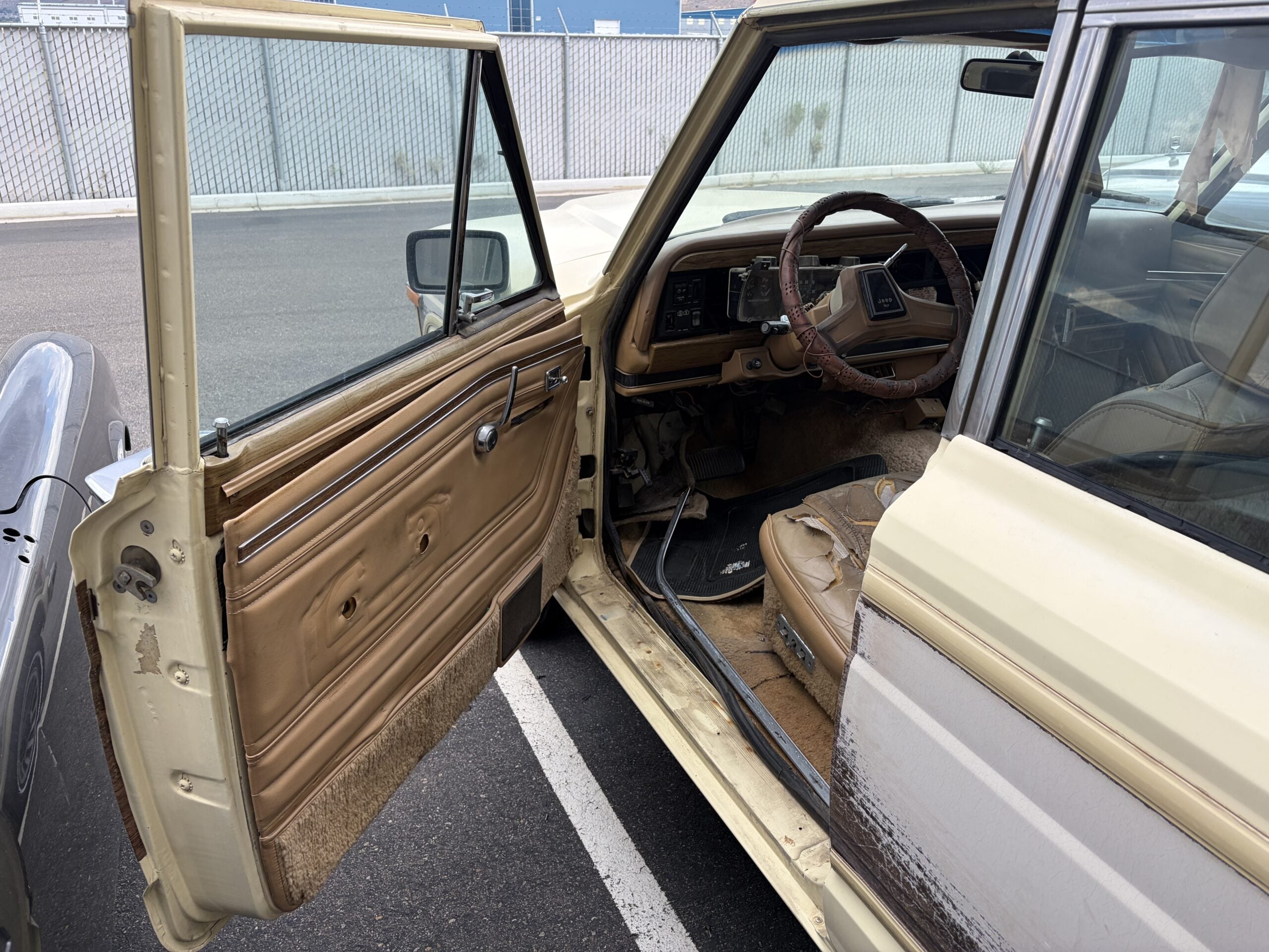 
								1984 Jeep Grand Wagoneer full									