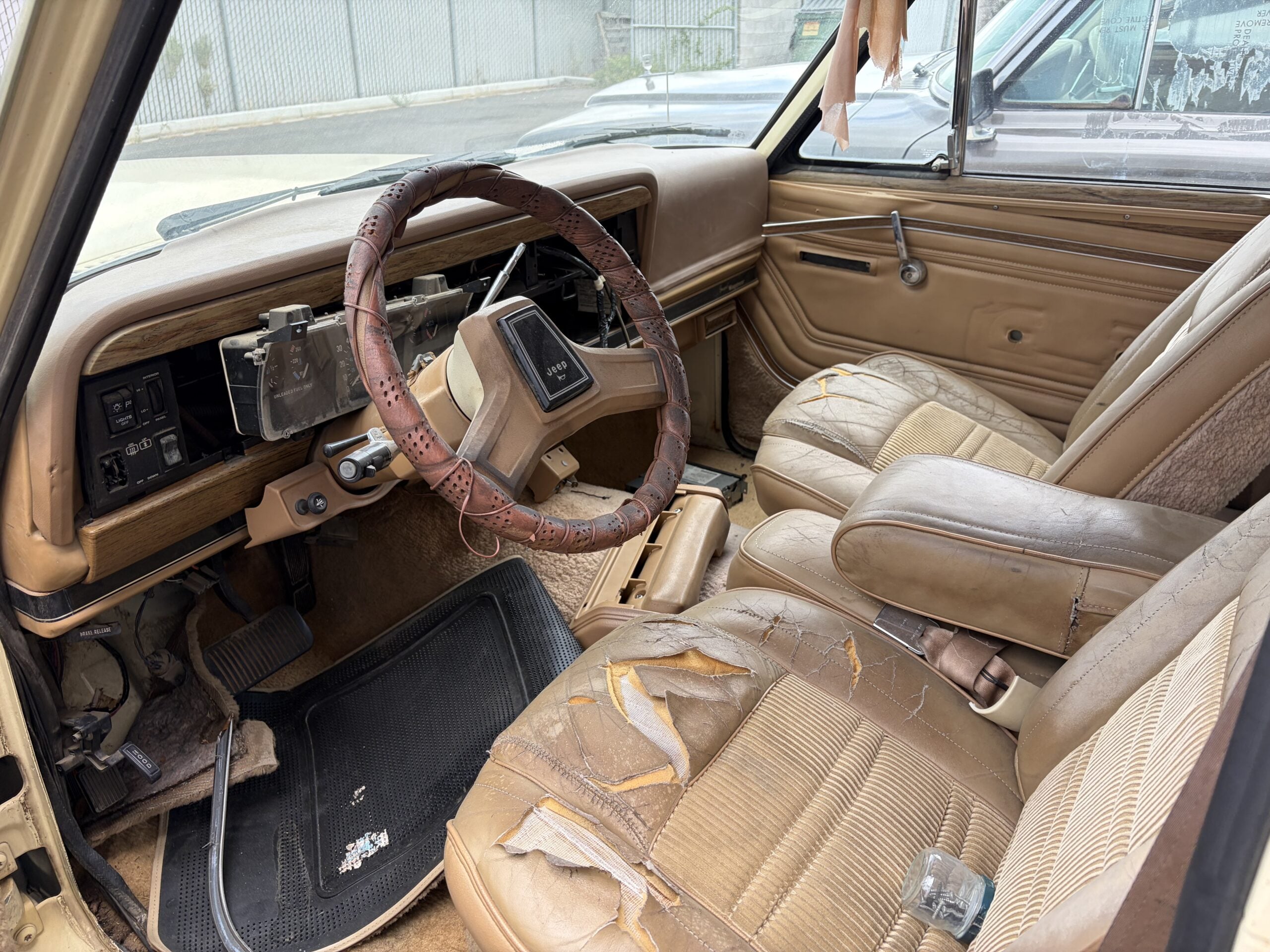 
								1984 Jeep Grand Wagoneer full									