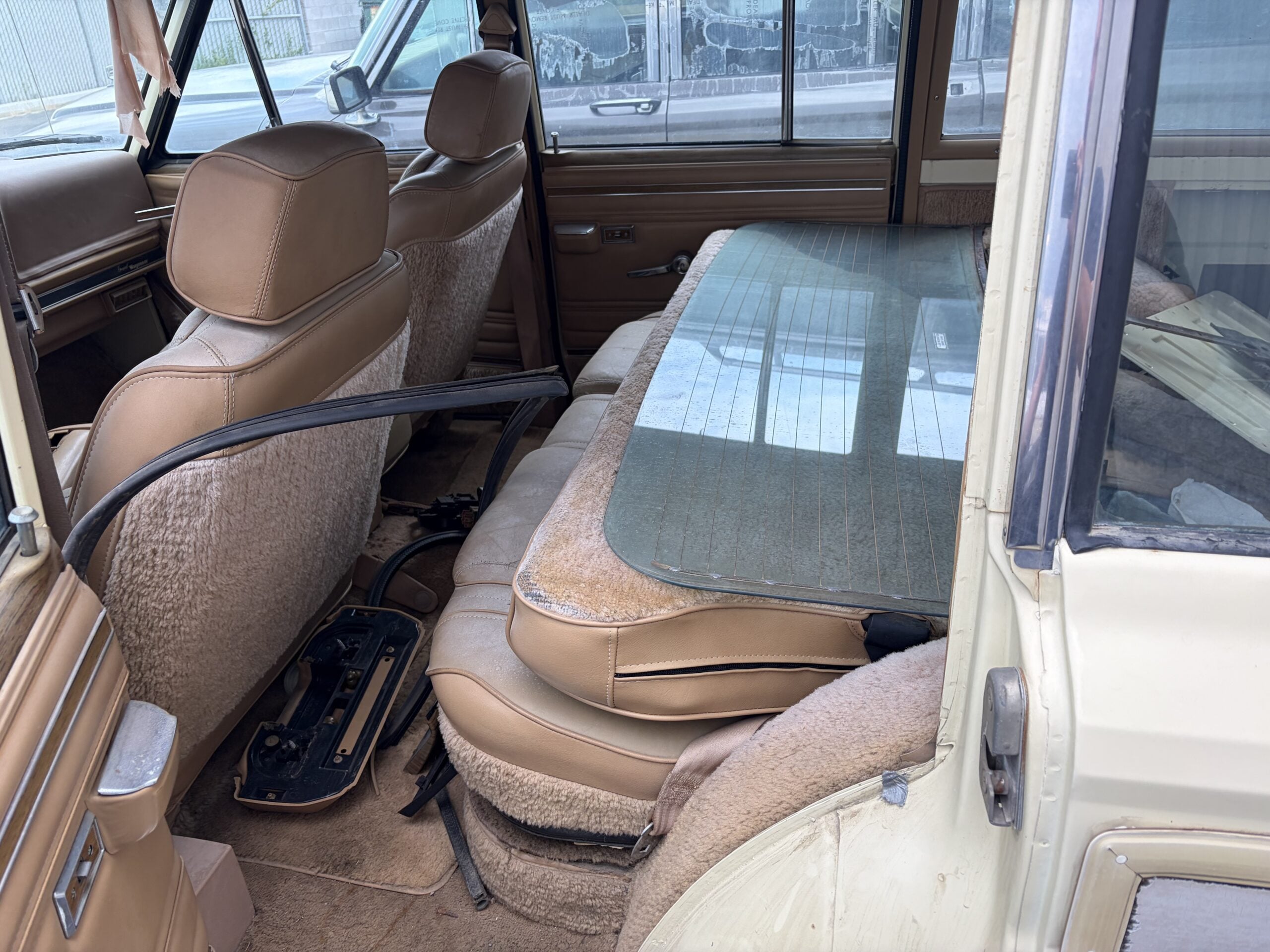 
								1984 Jeep Grand Wagoneer full									
