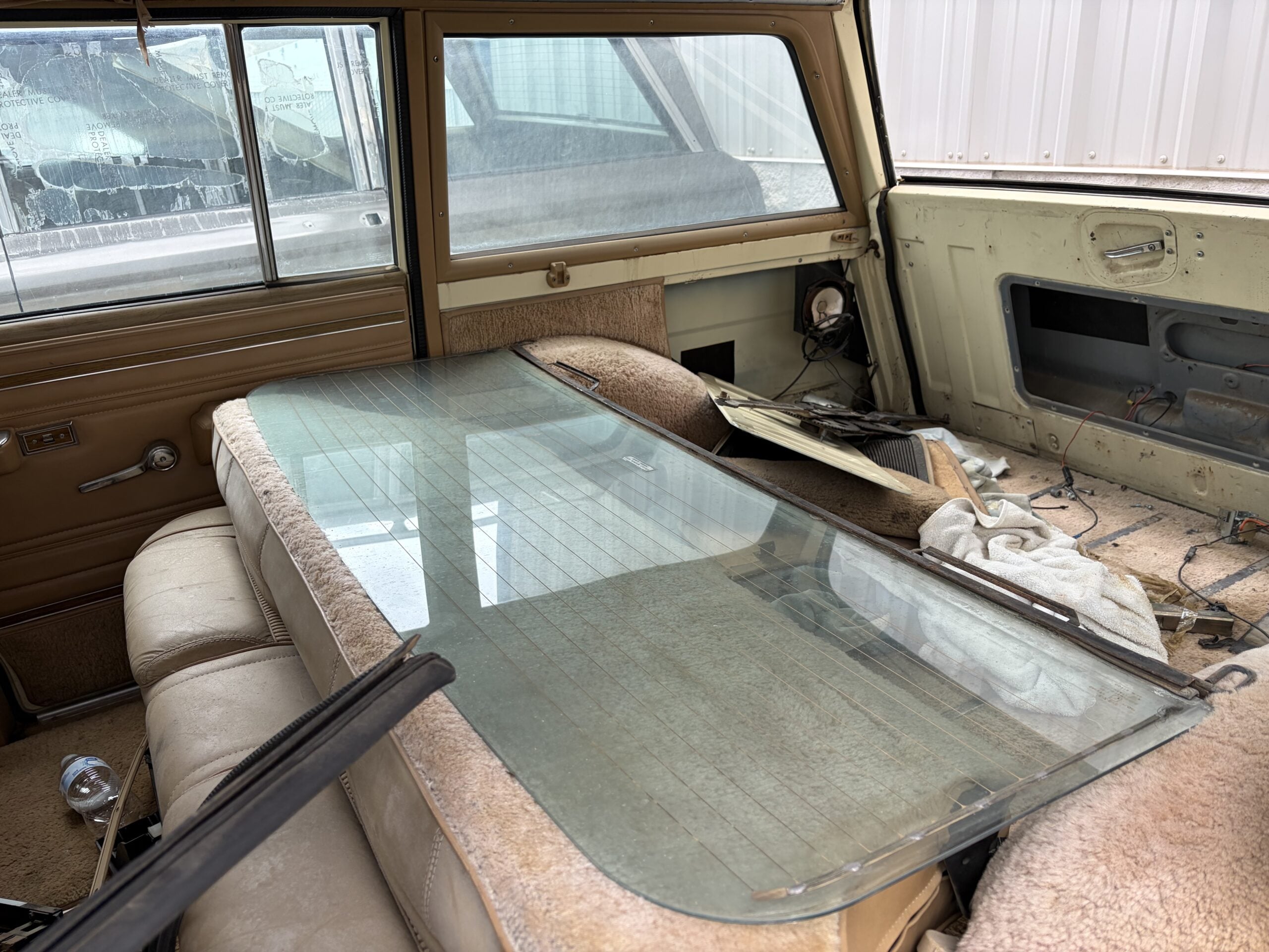 
								1984 Jeep Grand Wagoneer full									
