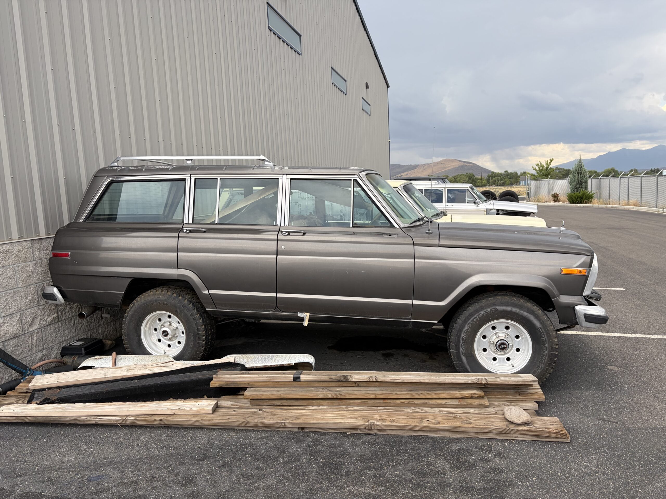 
								1986 Jeep Wagoneer full									