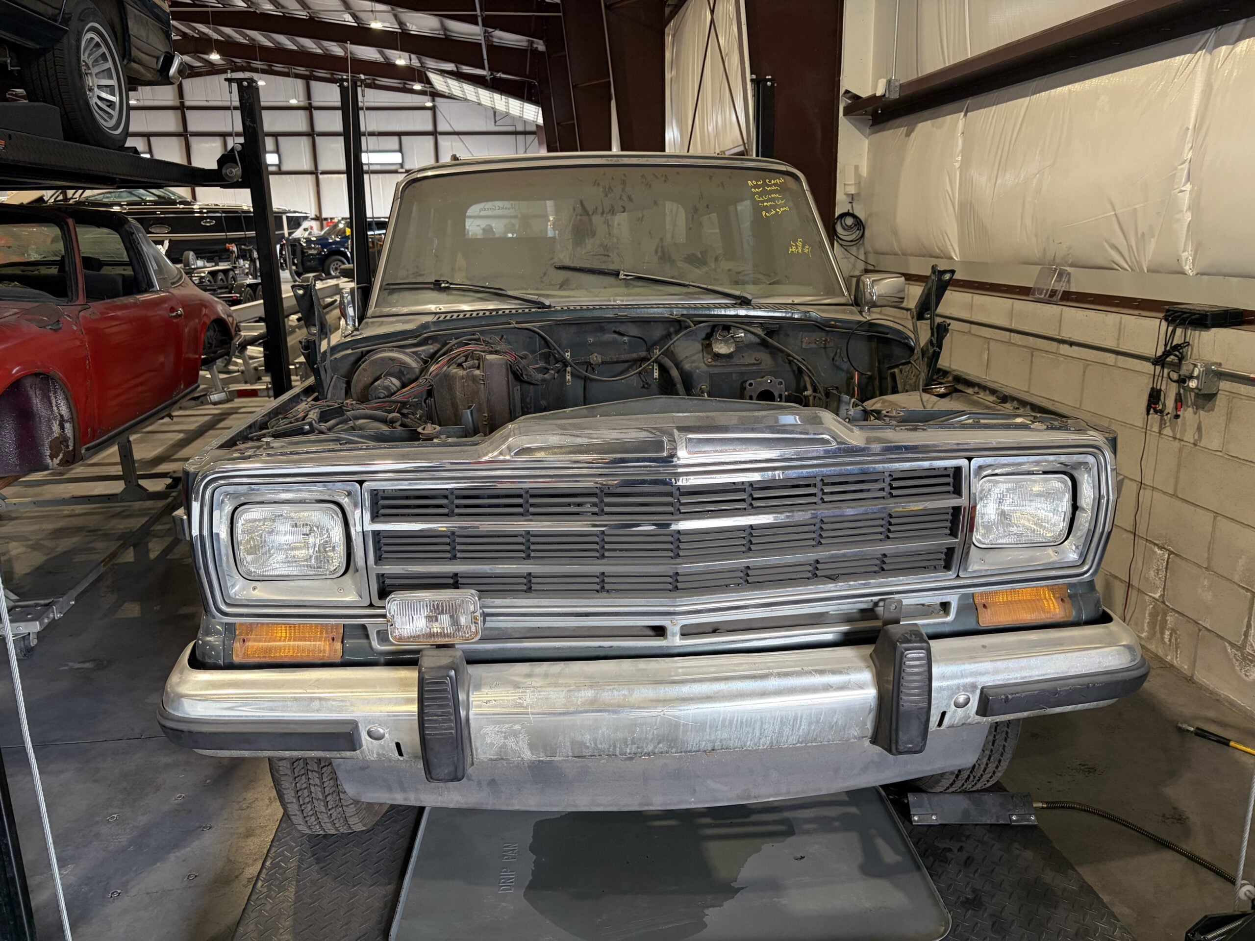 
								1991 Jeep Grand Wagoneer full									