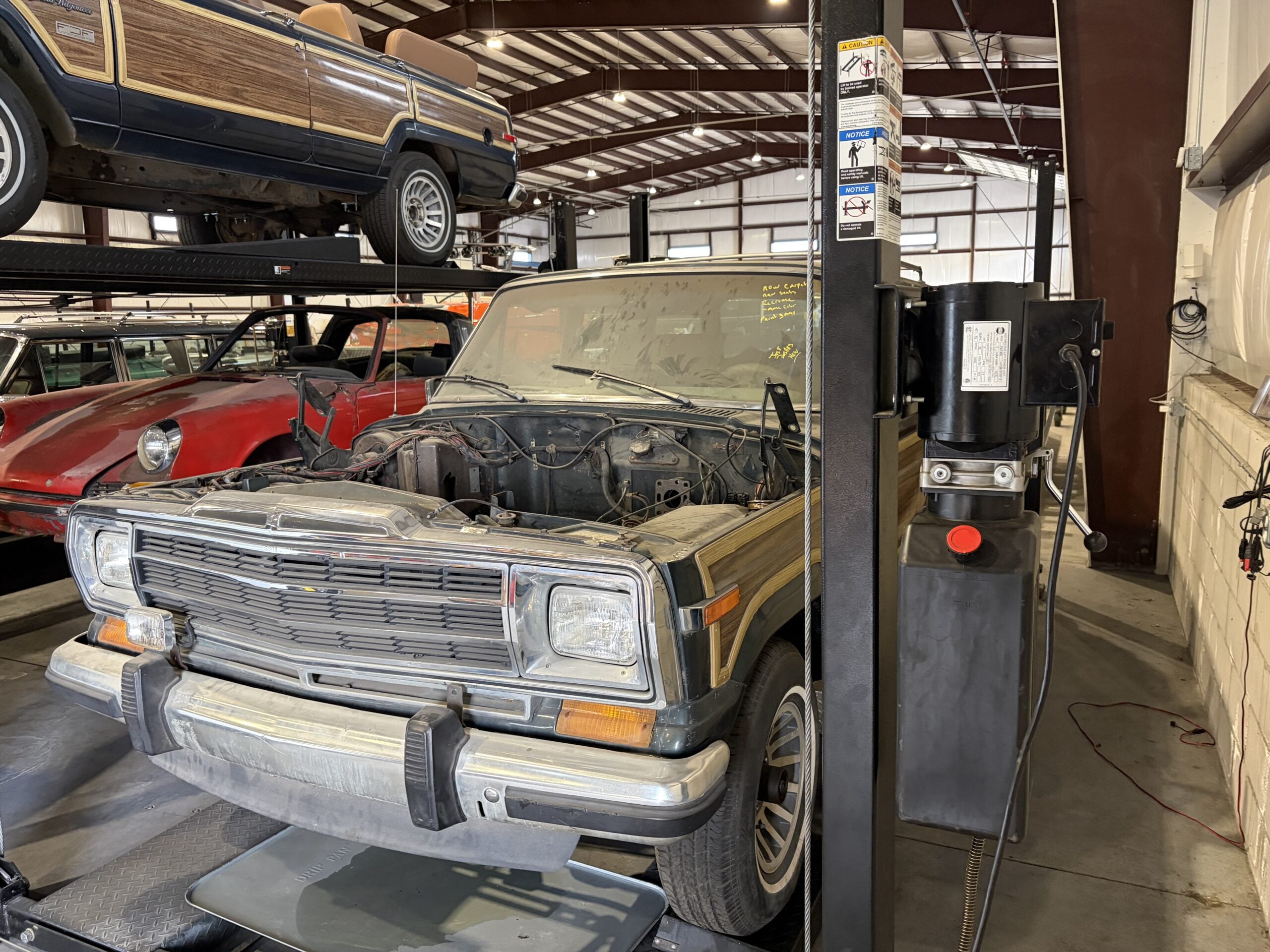 
								1991 Jeep Grand Wagoneer full									