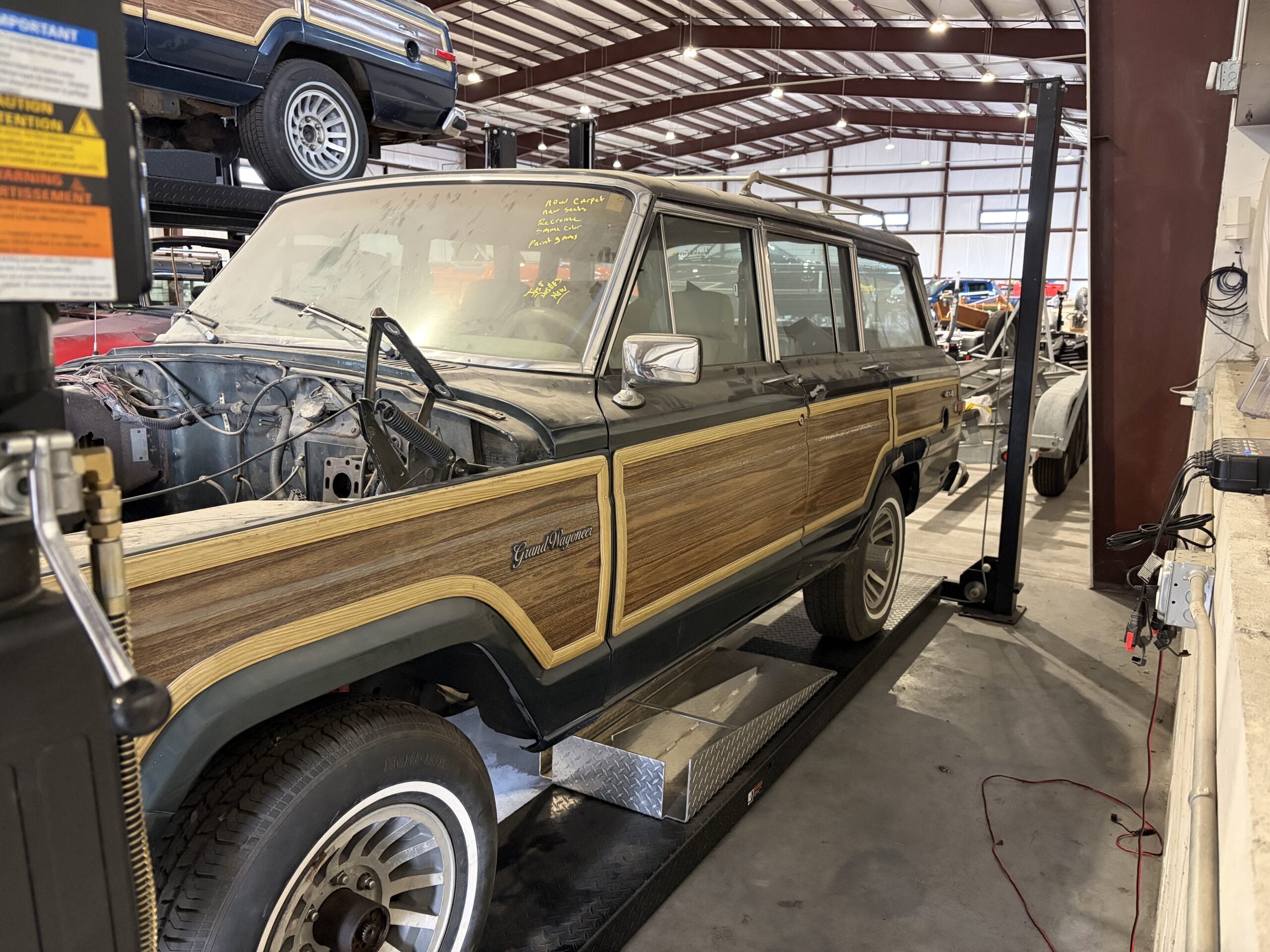 
								1991 Jeep Grand Wagoneer full									