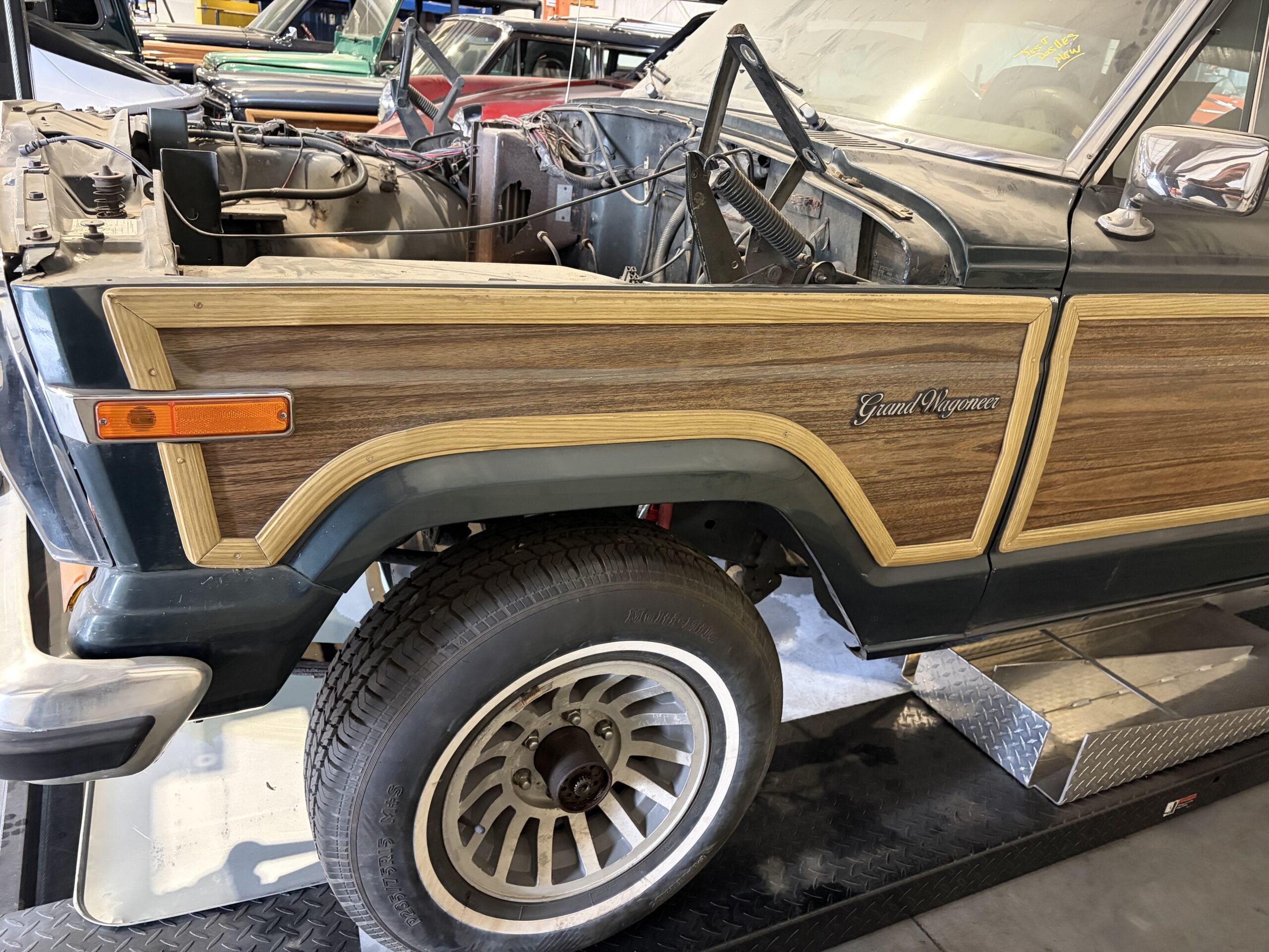 
								1991 Jeep Grand Wagoneer full									