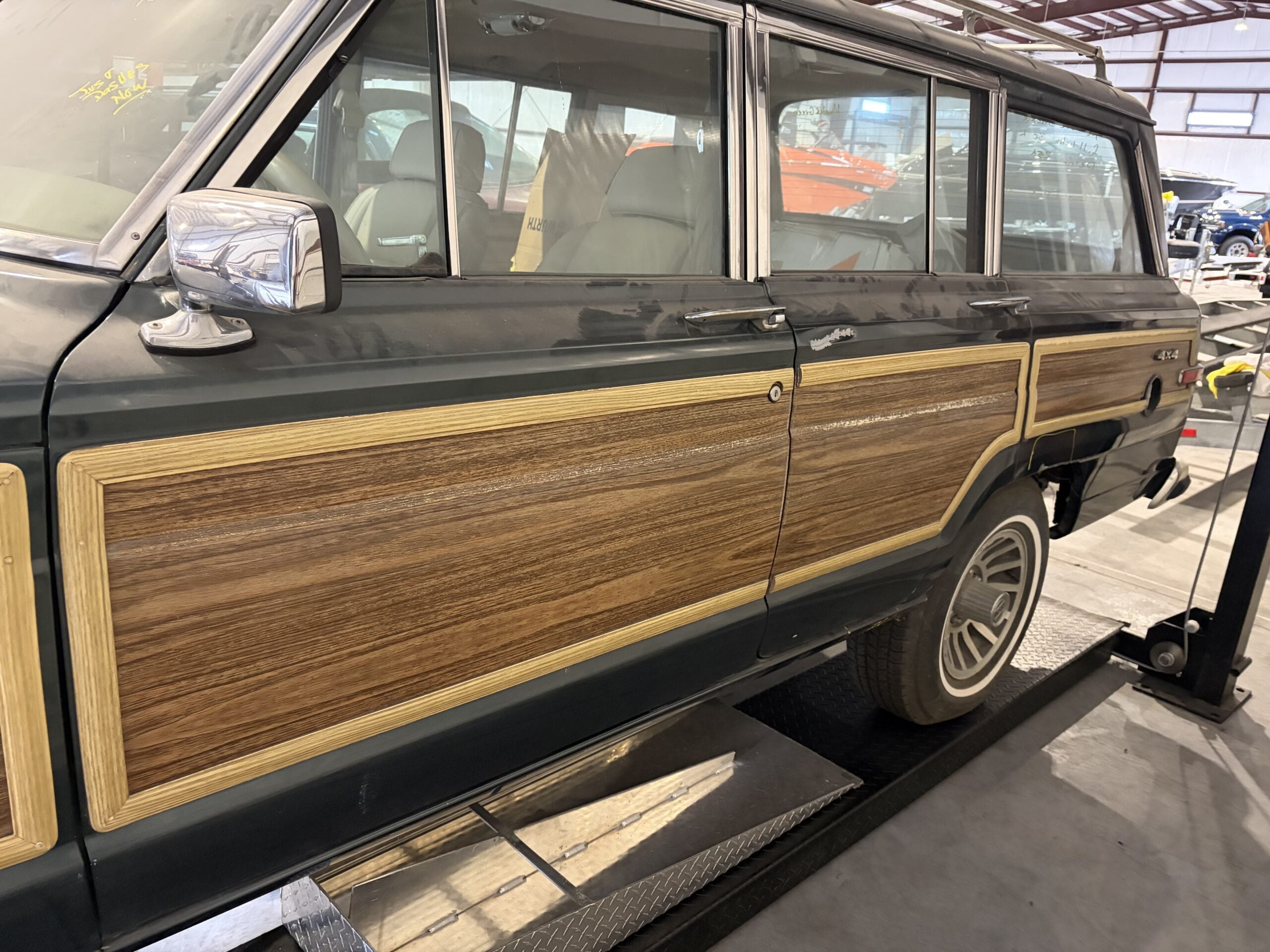 
								1991 Jeep Grand Wagoneer full									