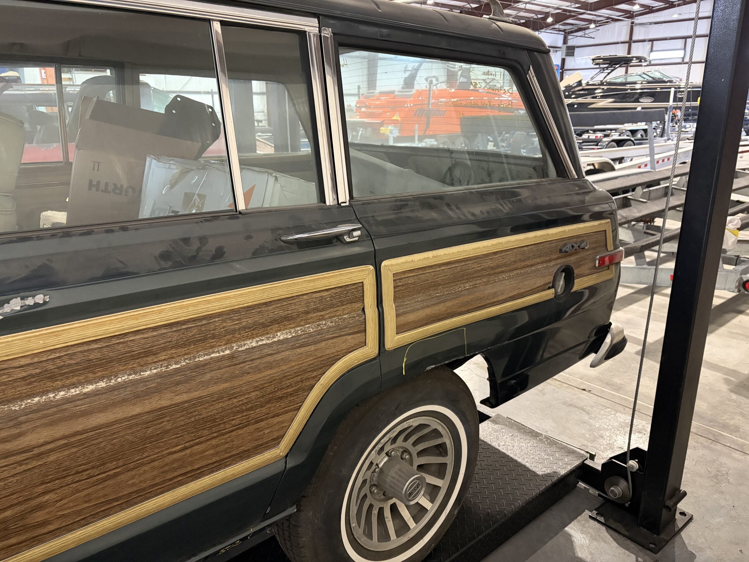 
								1991 Jeep Grand Wagoneer full									