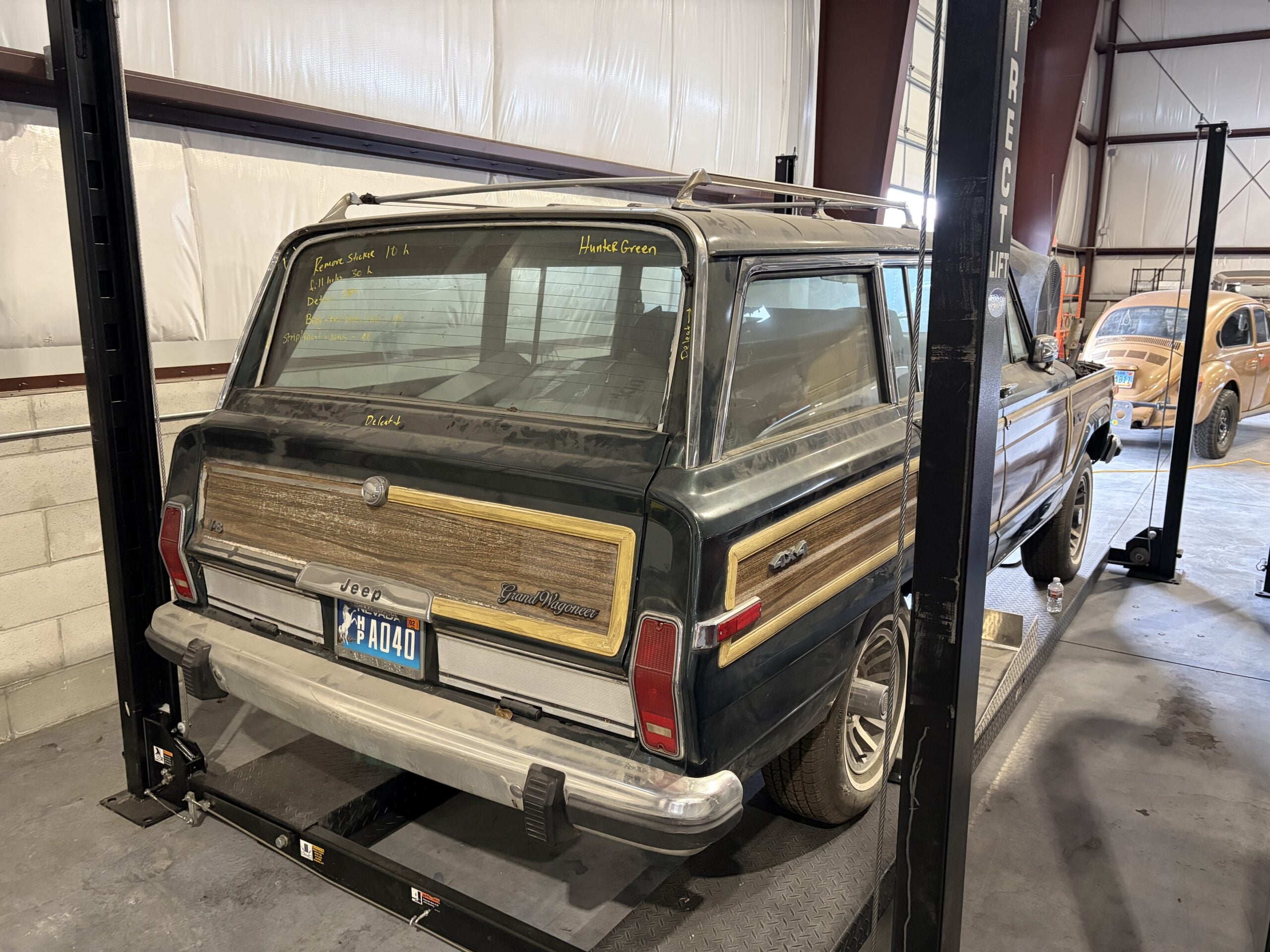 
								1991 Jeep Grand Wagoneer full									