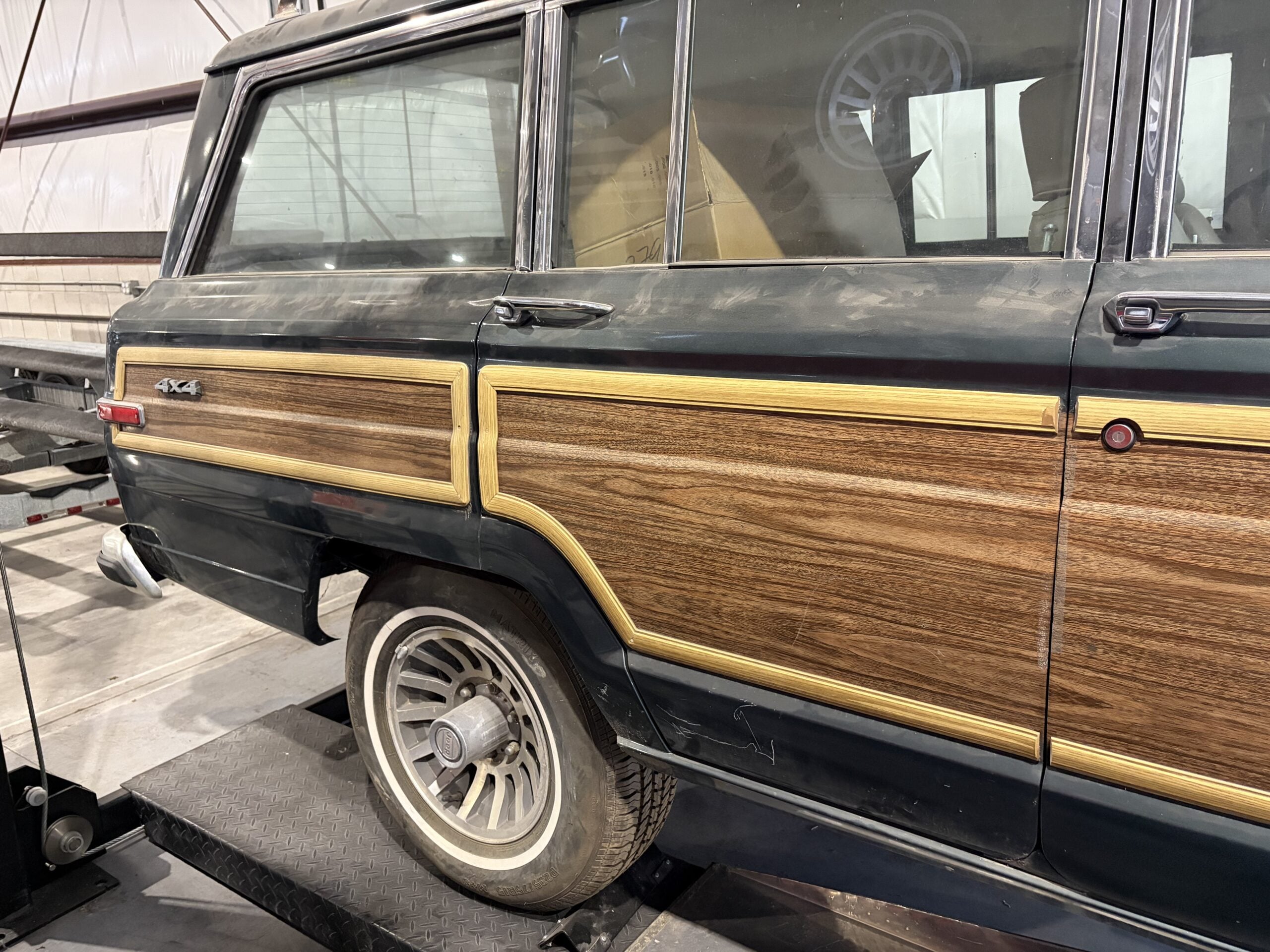 
								1991 Jeep Grand Wagoneer full									