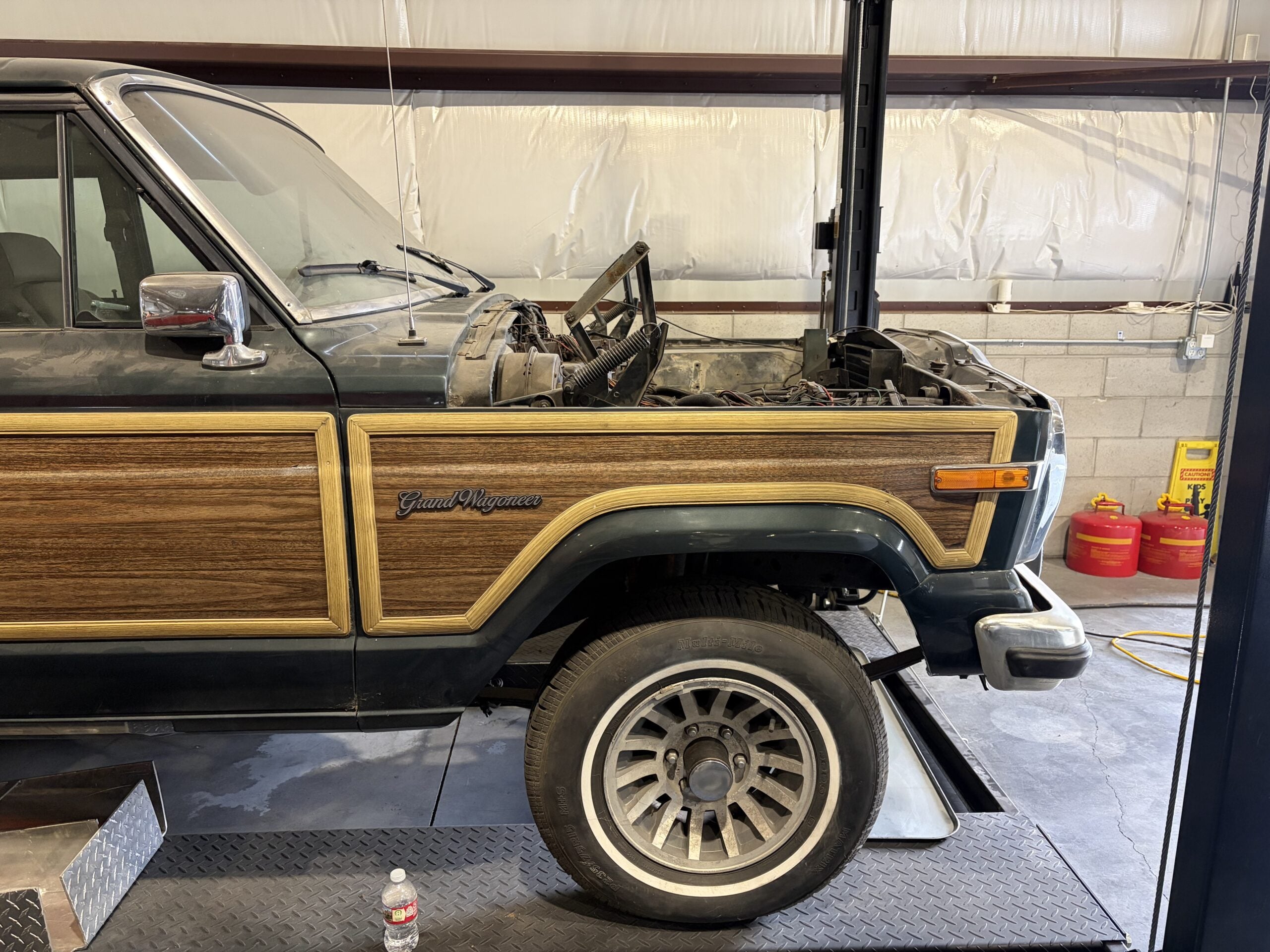 
								1991 Jeep Grand Wagoneer full									