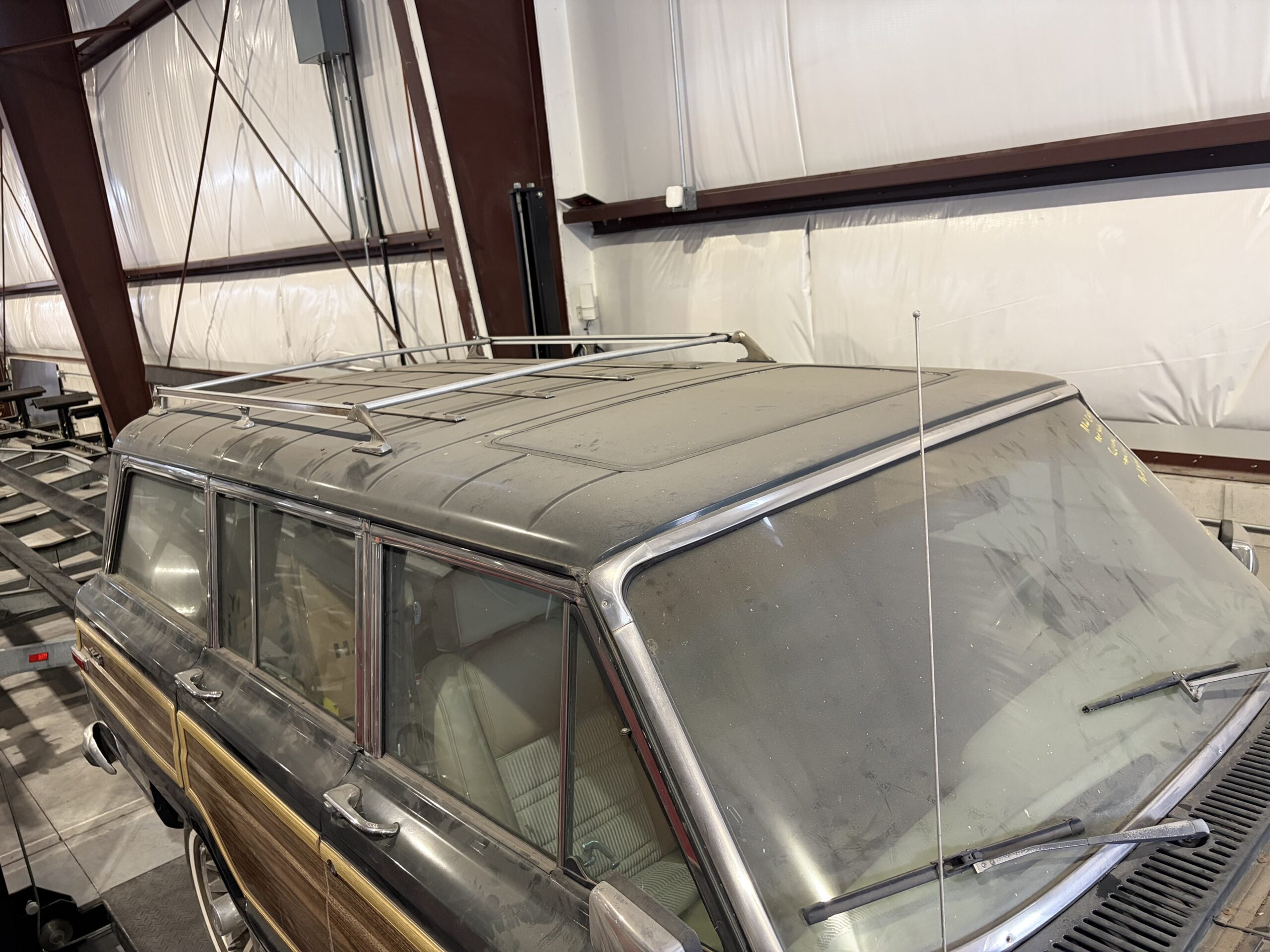 
								1991 Jeep Grand Wagoneer full									