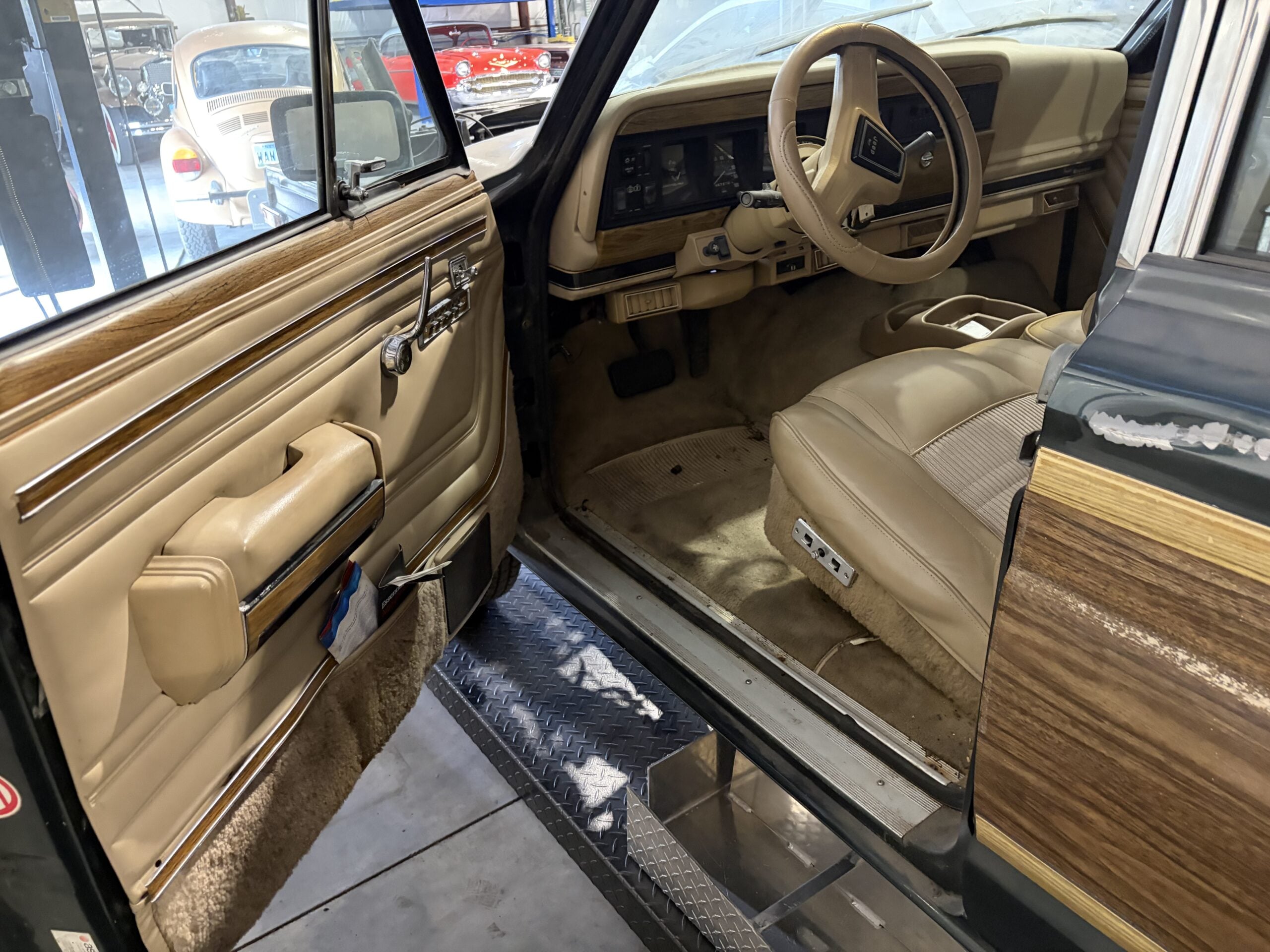 
								1991 Jeep Grand Wagoneer full									