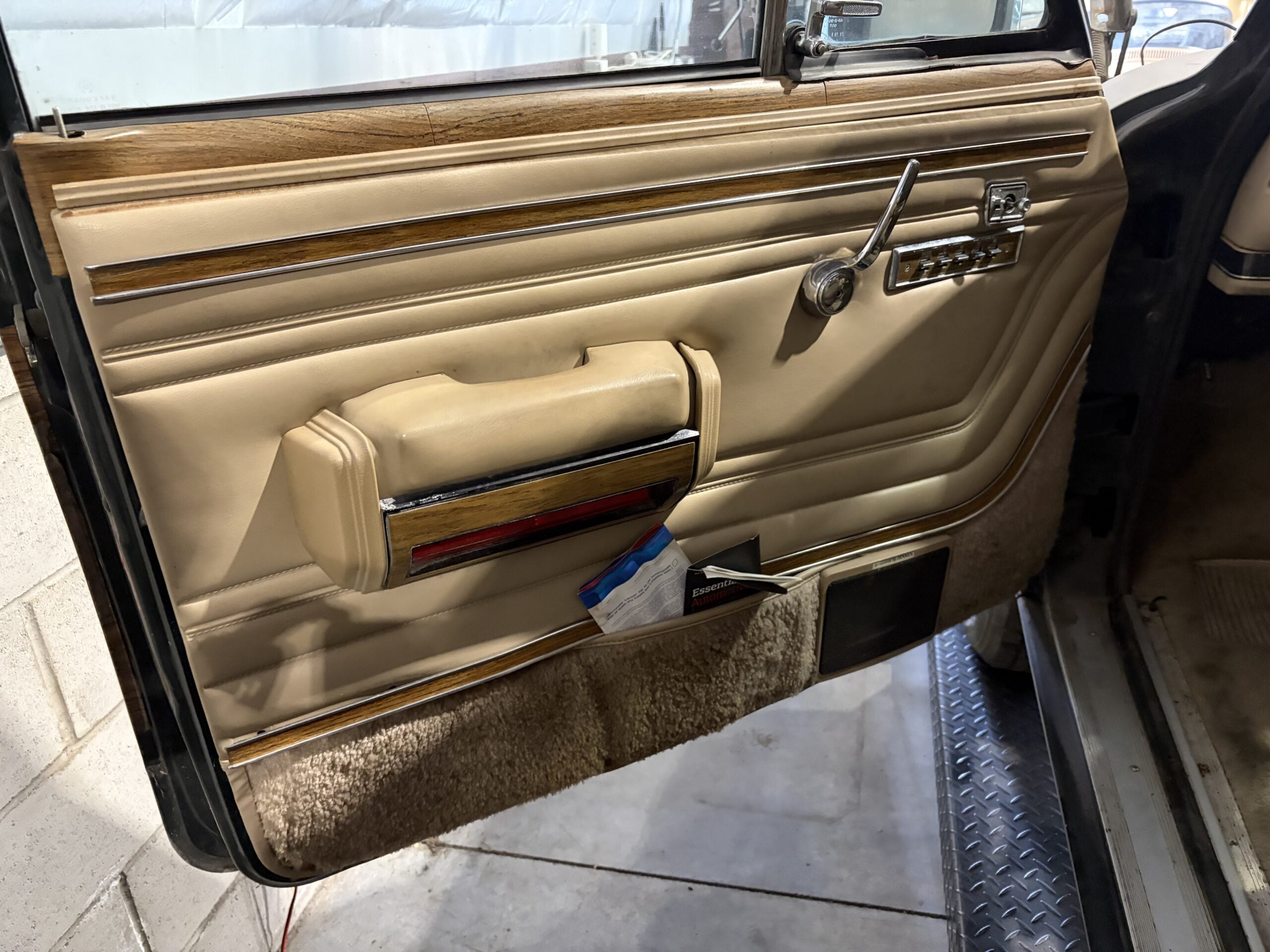 
								1991 Jeep Grand Wagoneer full									