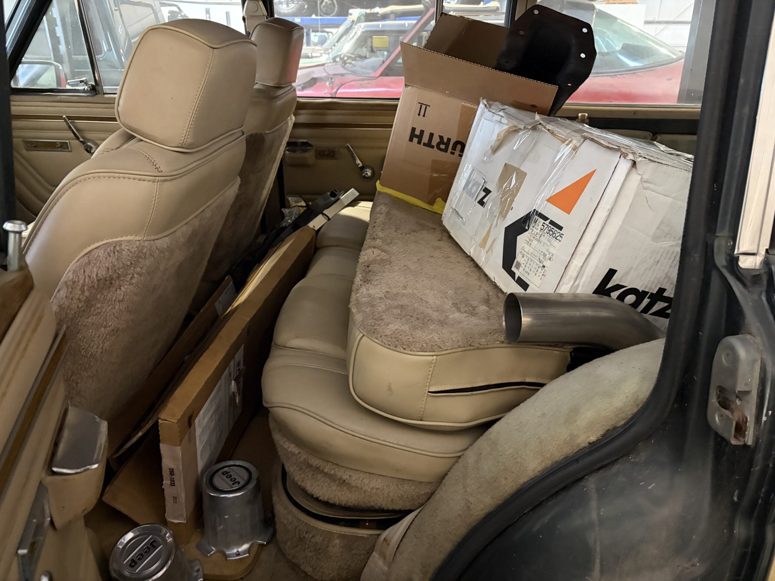 
								1991 Jeep Grand Wagoneer full									