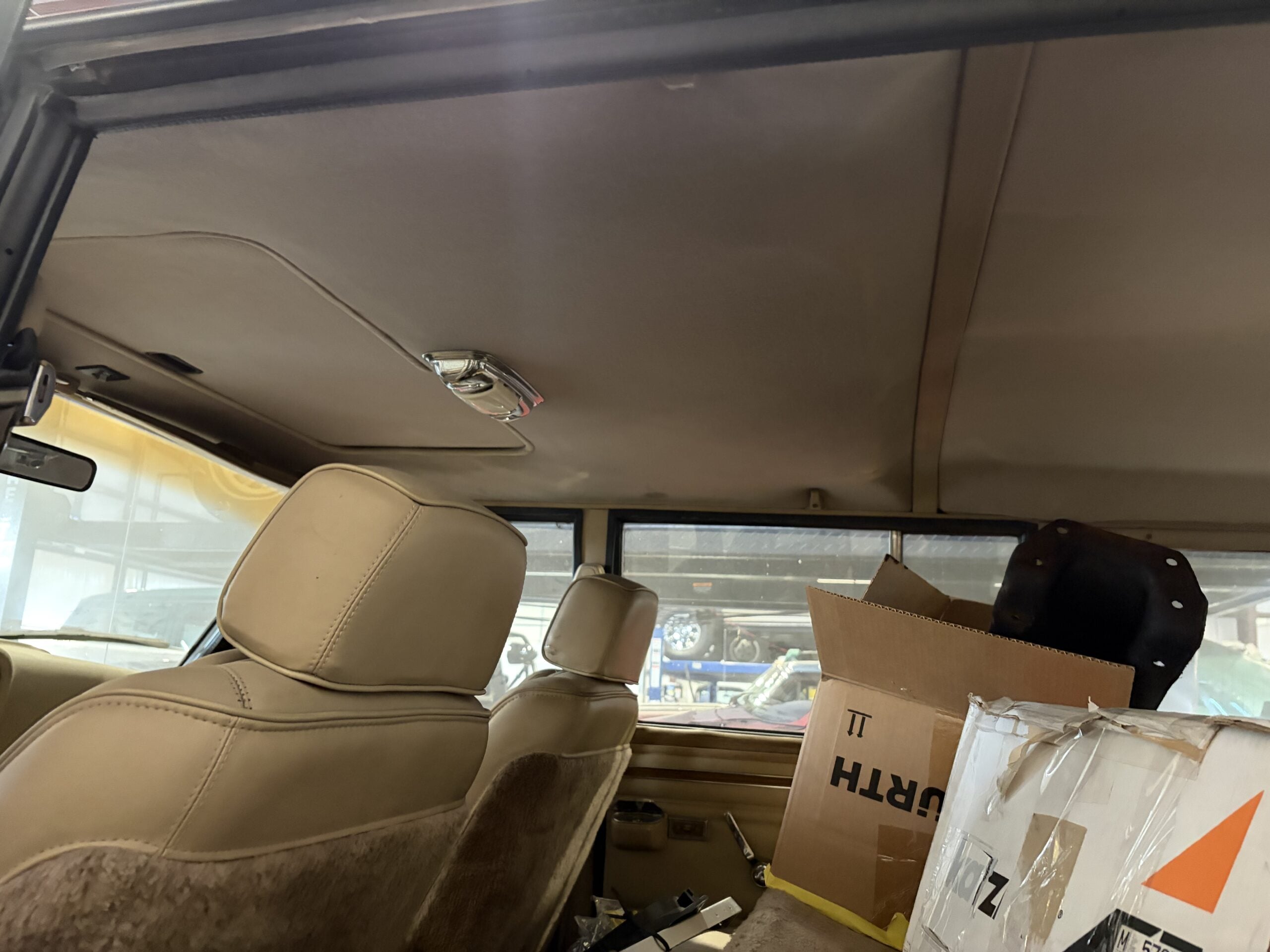 
								1991 Jeep Grand Wagoneer full									