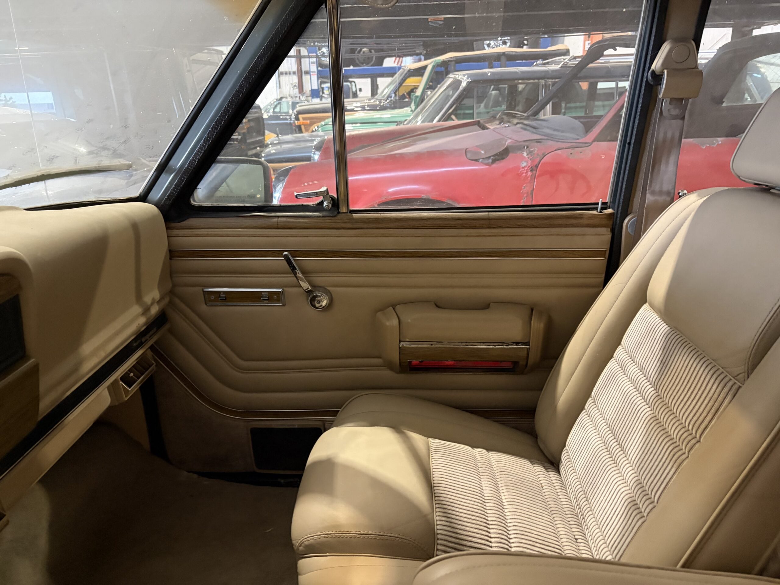 
								1991 Jeep Grand Wagoneer full									