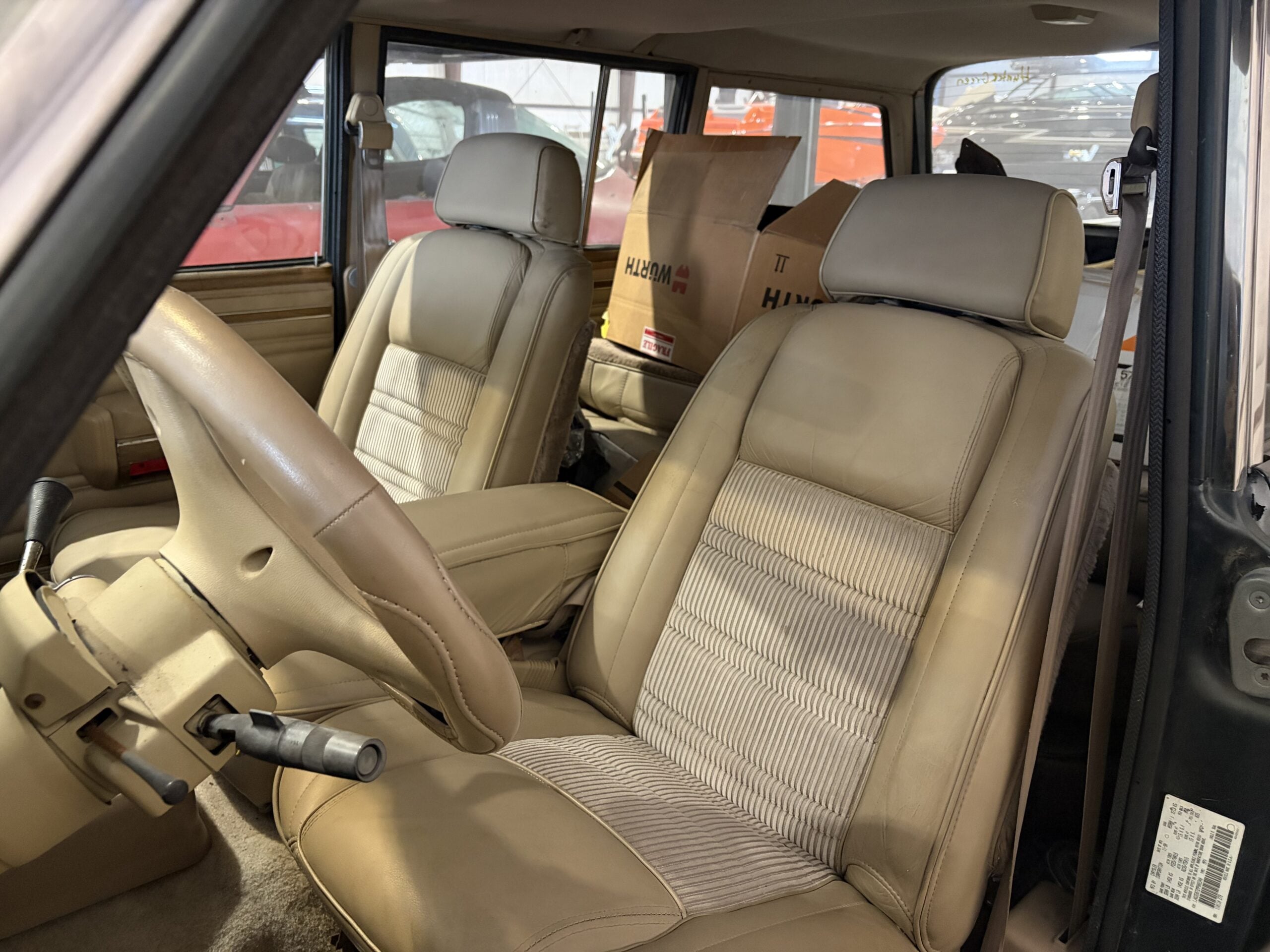 
								1991 Jeep Grand Wagoneer full									