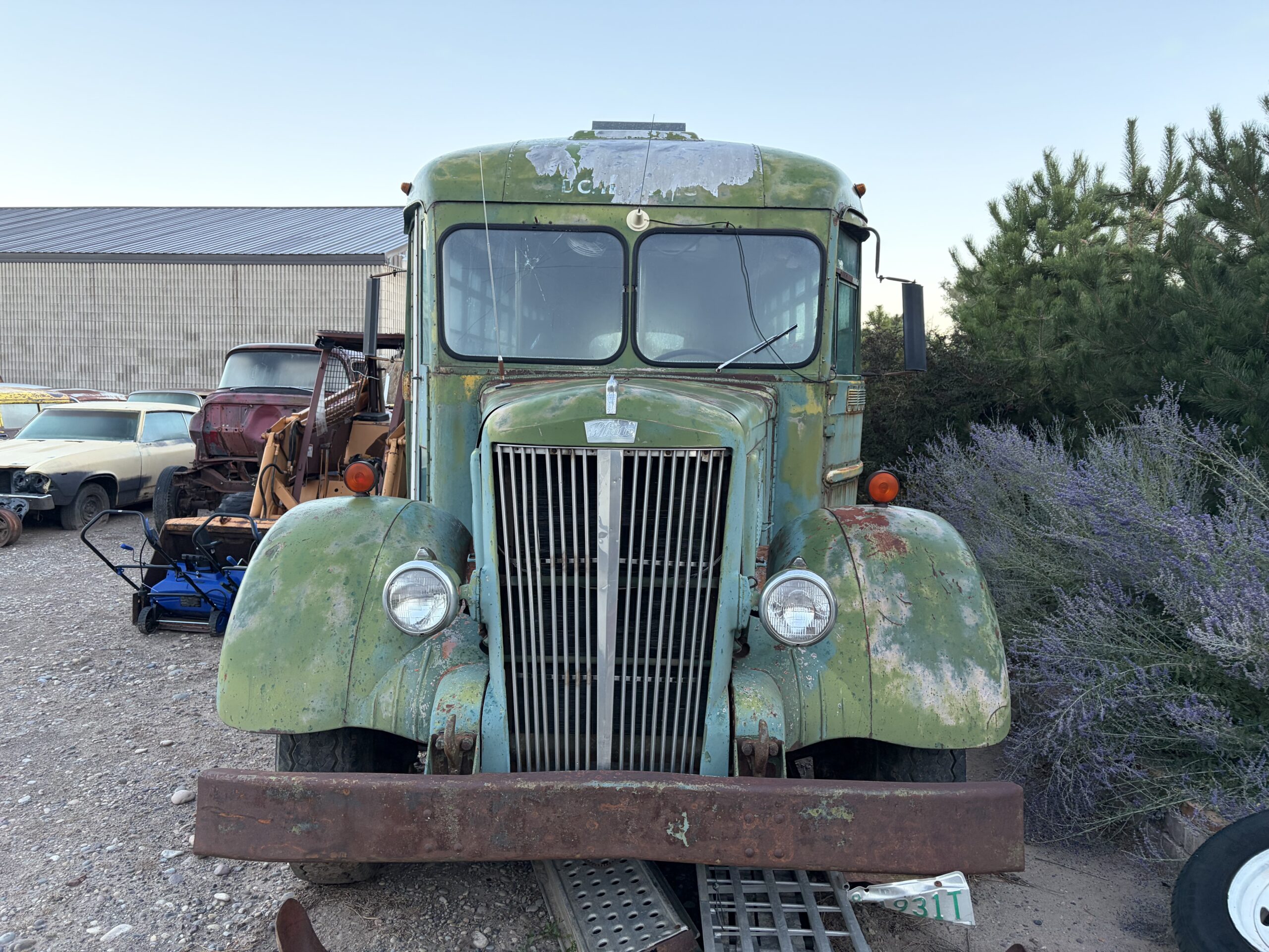 
								1948 White Nuclear Fallout Bus full									