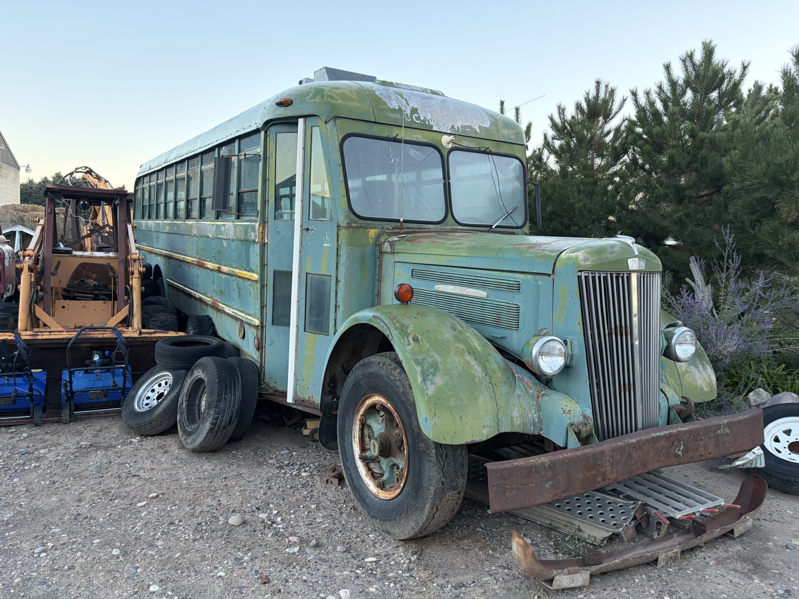 
								1948 White Nuclear Fallout Bus full									