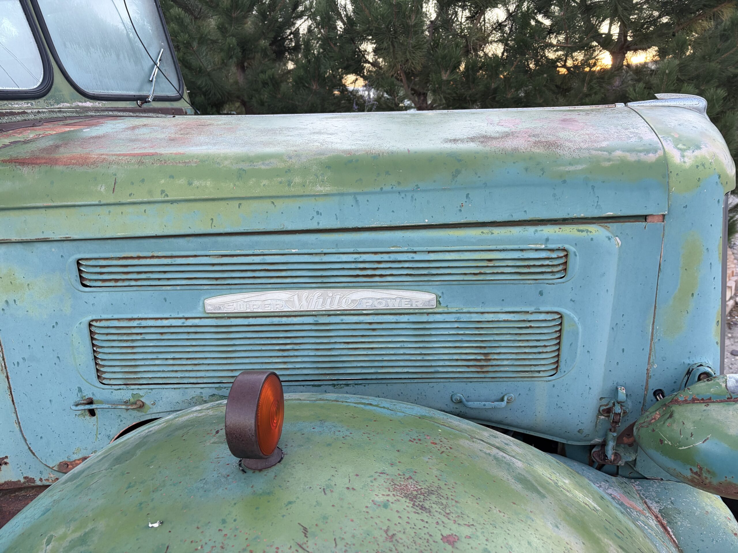 
								1948 White Nuclear Fallout Bus full									