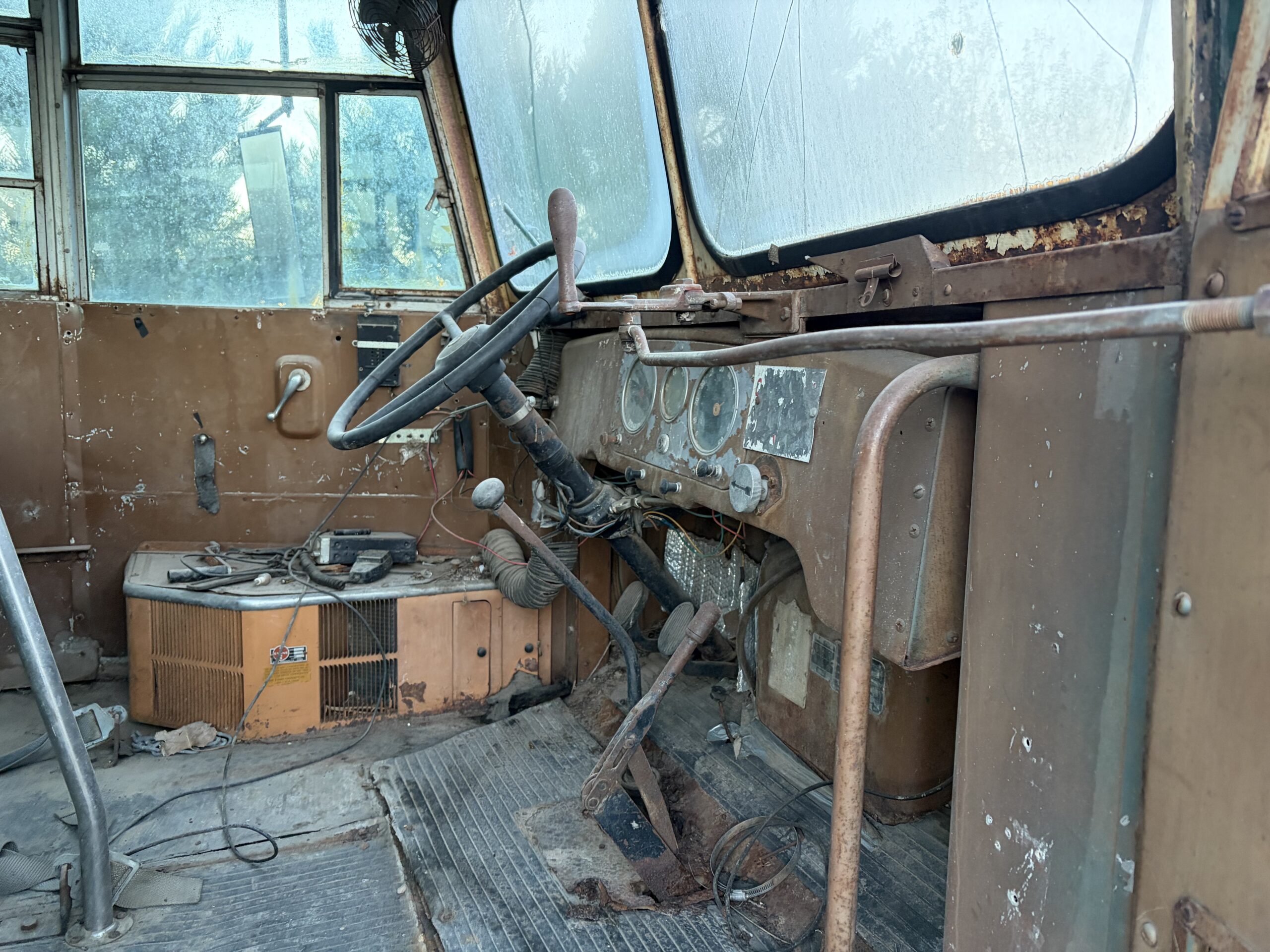 
								1948 White Nuclear Fallout Bus full									
