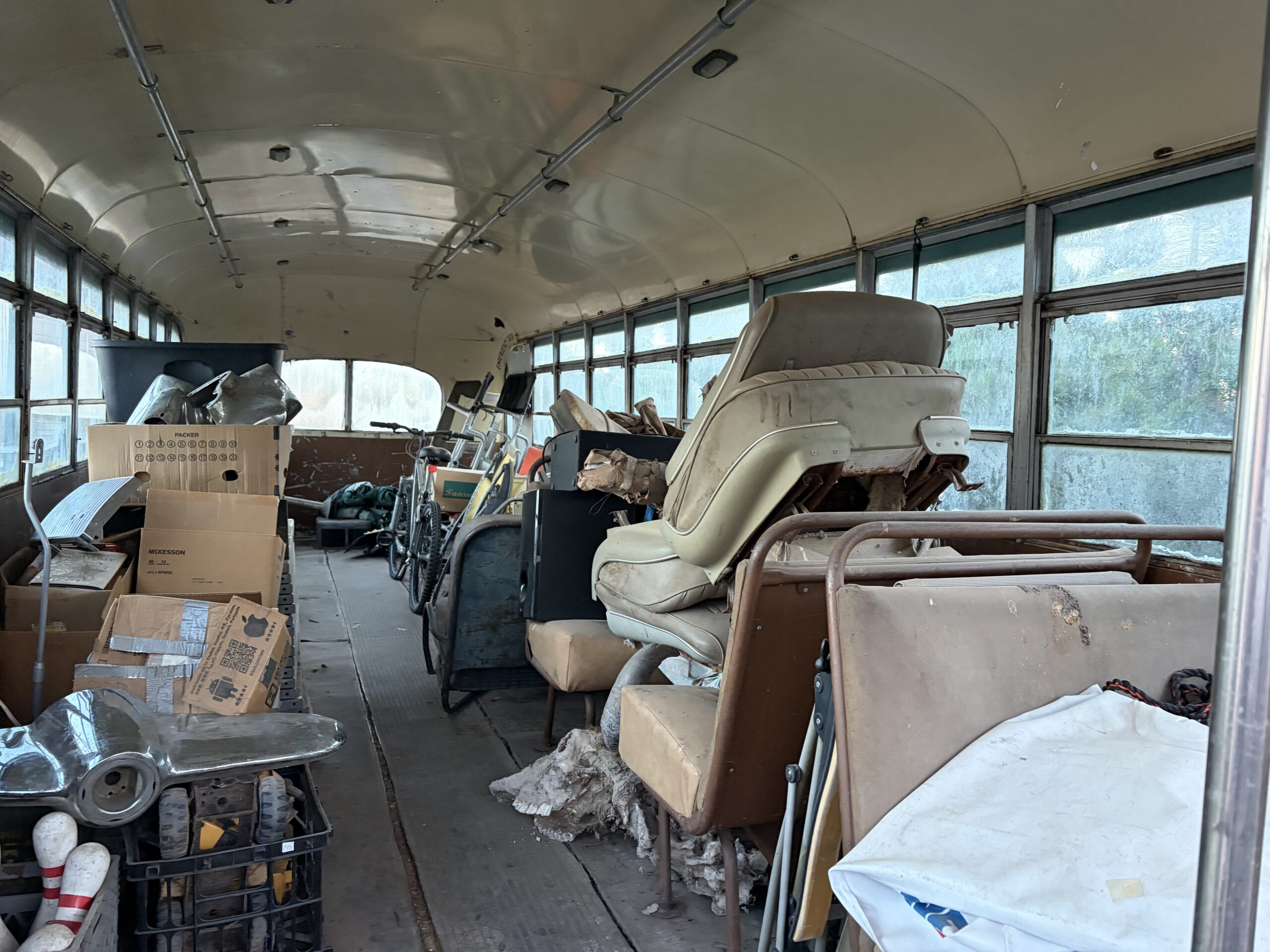 
								1948 White Nuclear Fallout Bus full									