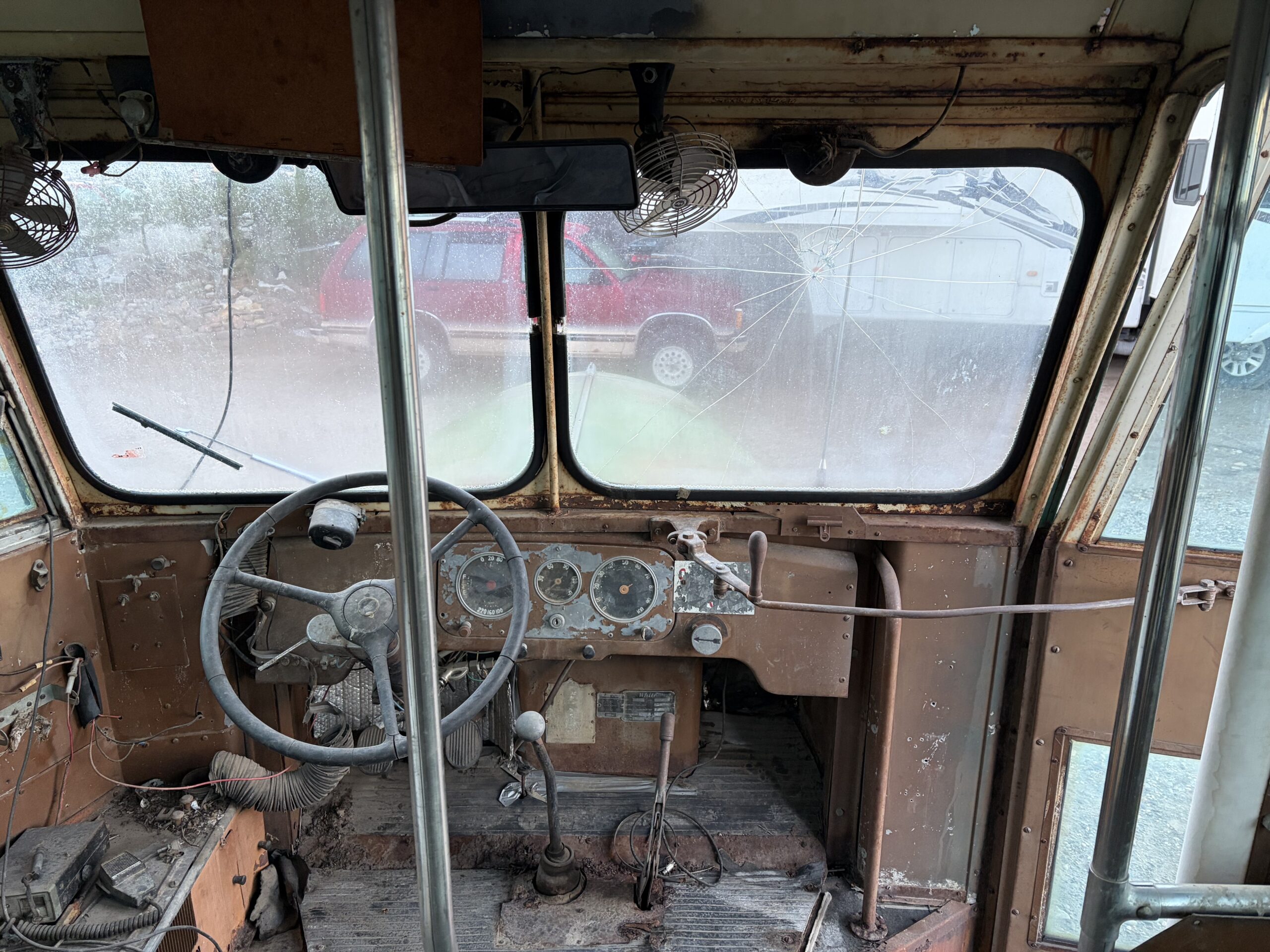 
								1948 White Nuclear Fallout Bus full									
