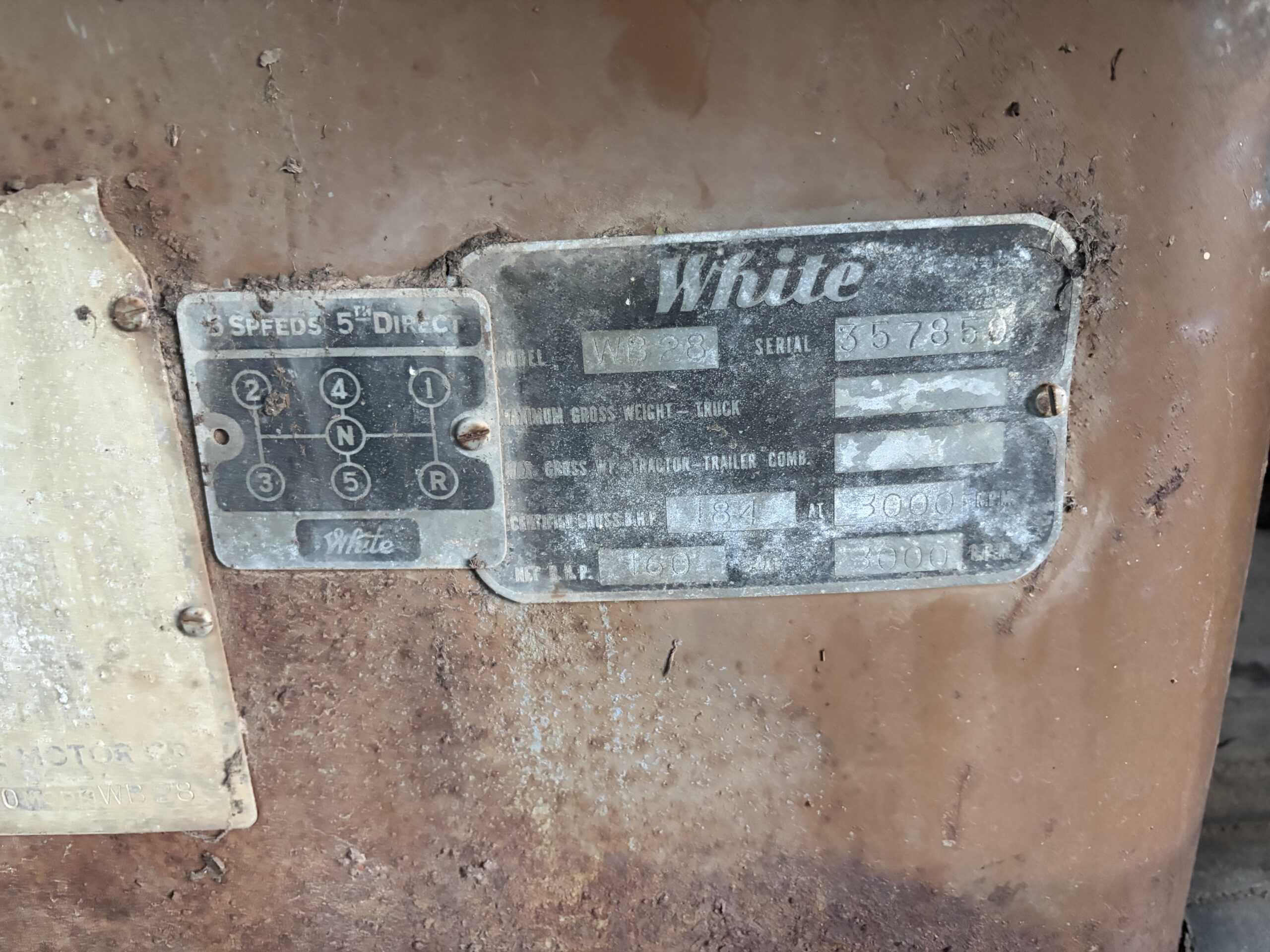 
								1948 White Nuclear Fallout Bus full									