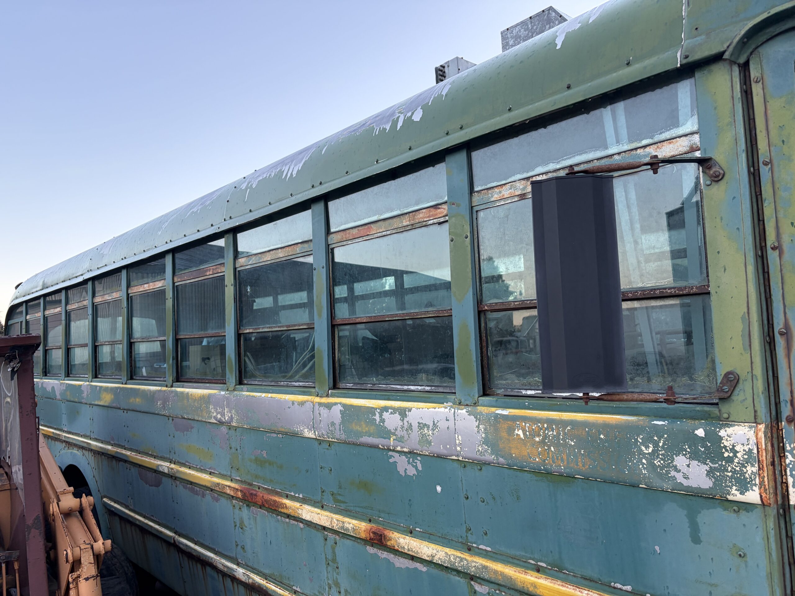 
								1948 White Nuclear Fallout Bus full									