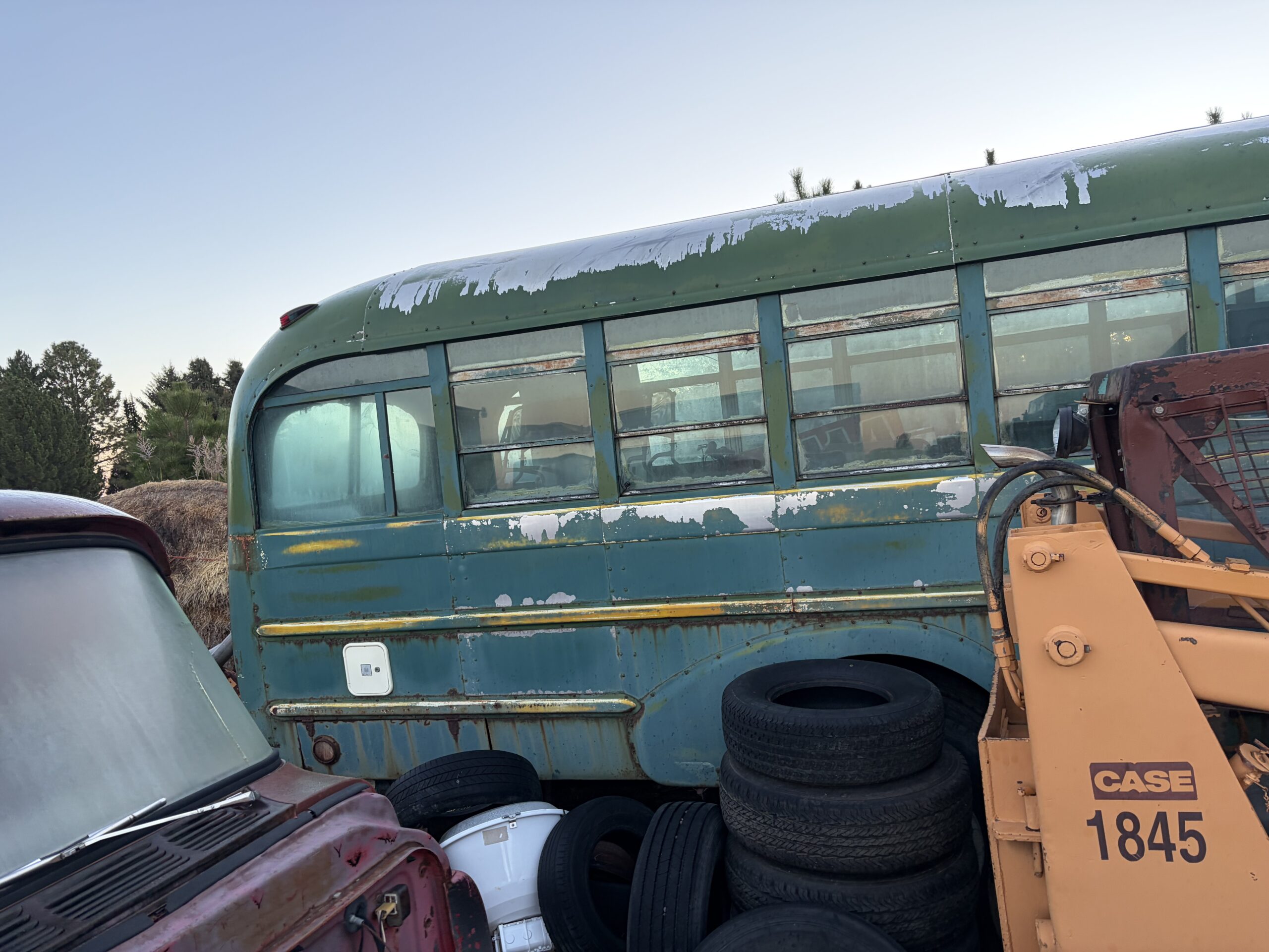 
								1948 White Nuclear Fallout Bus full									