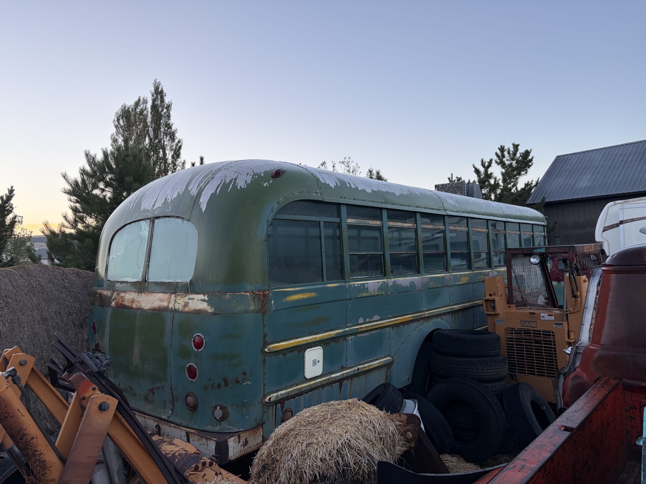 
								1948 White Nuclear Fallout Bus full									