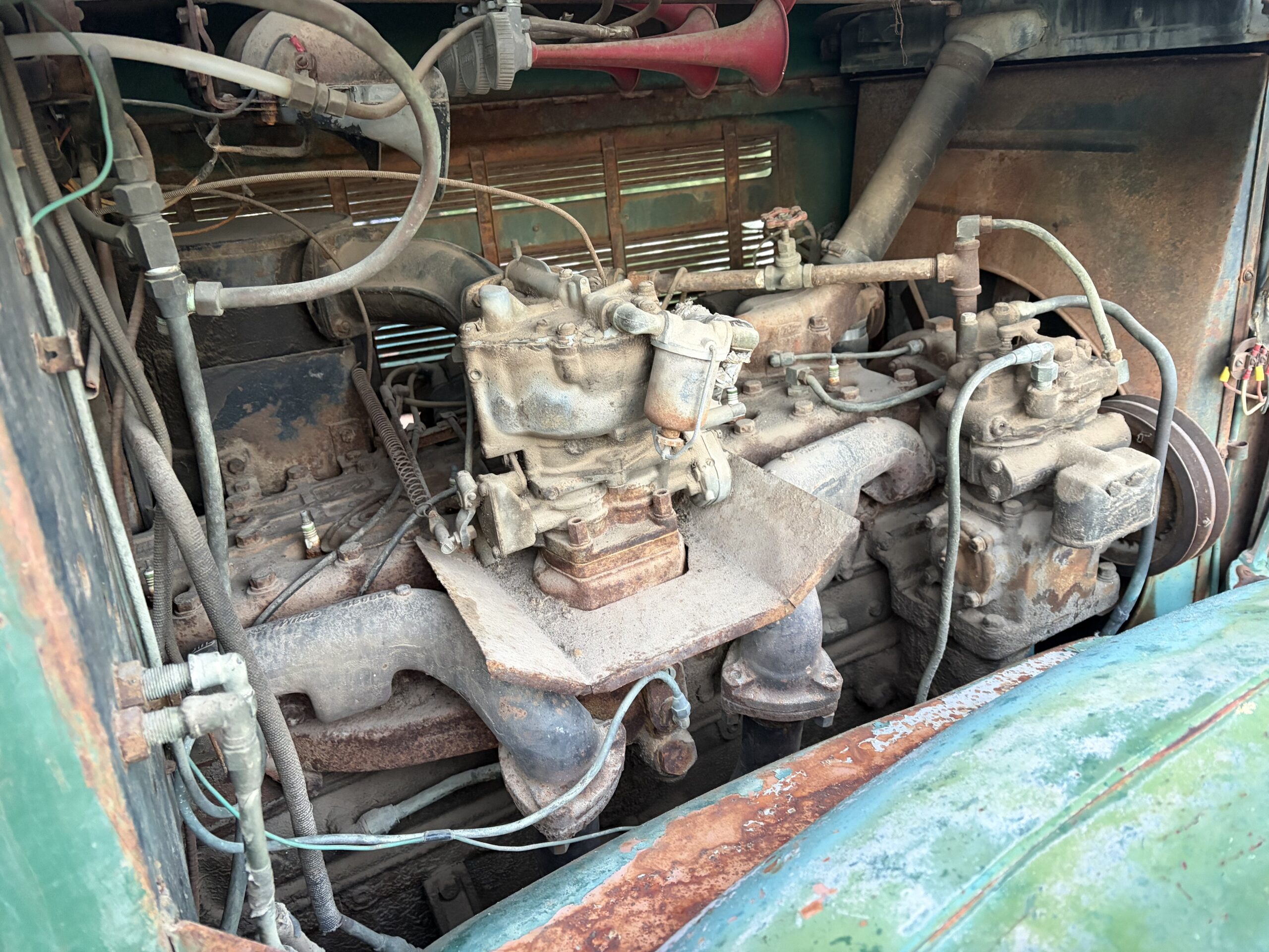 
								1948 White Nuclear Fallout Bus full									