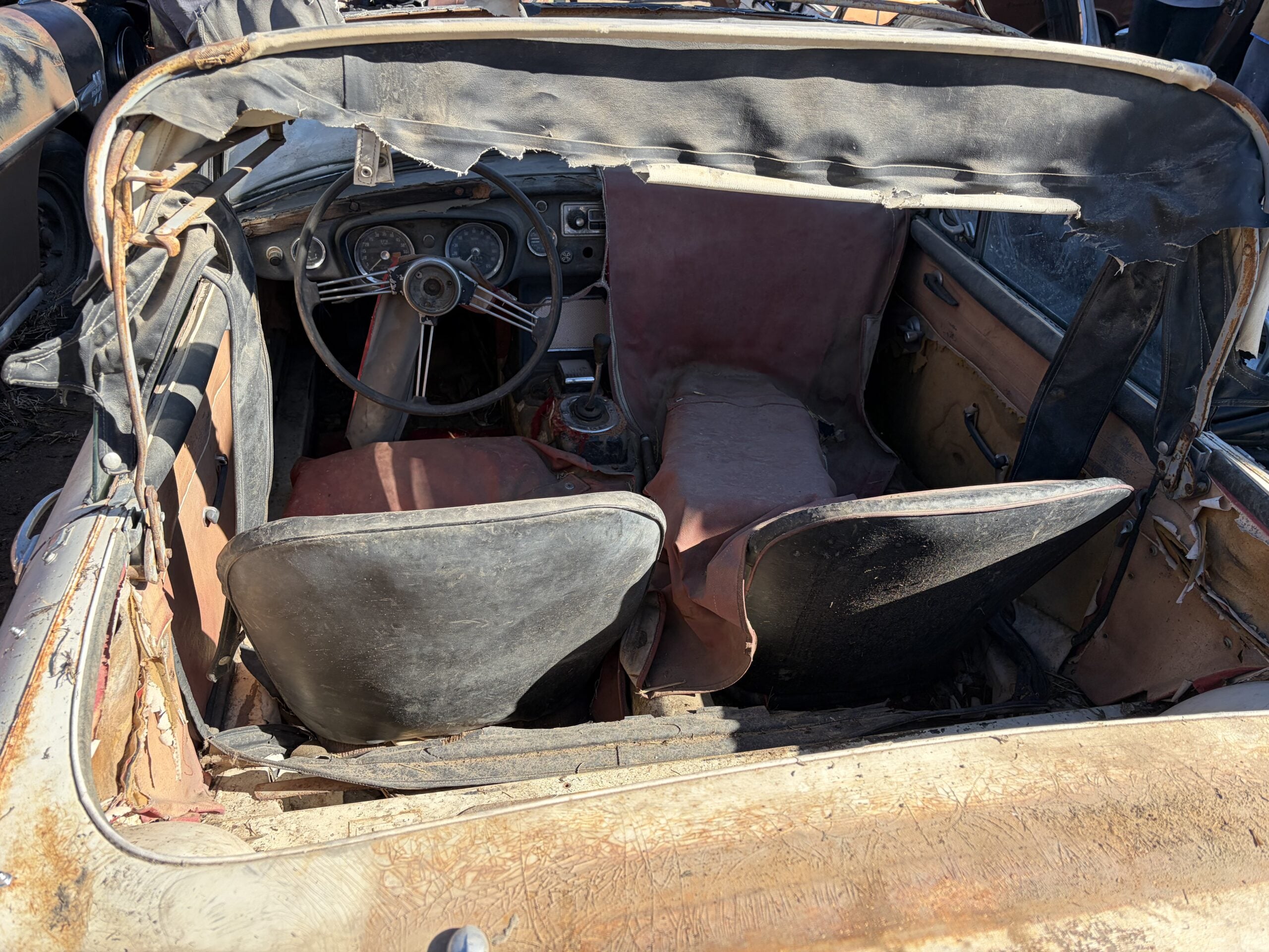 
								1962 MGB Roadster full									
