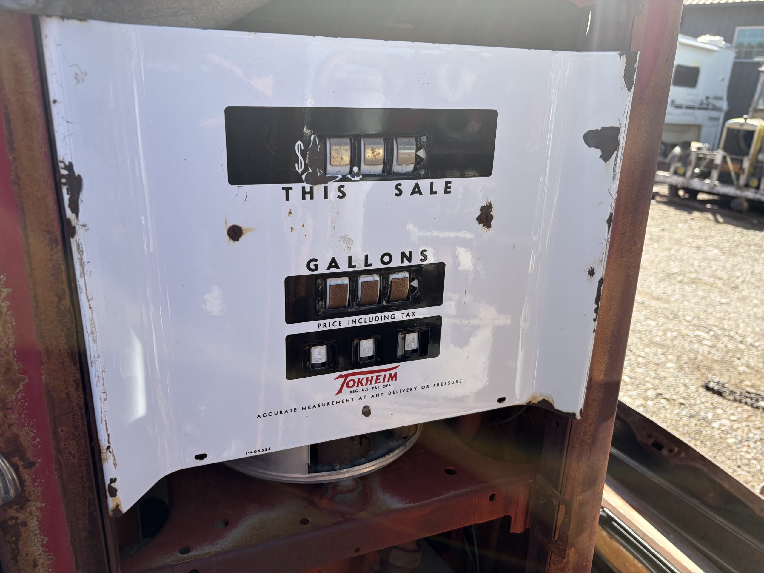 
								3 Gas Pumps and Oiler full									