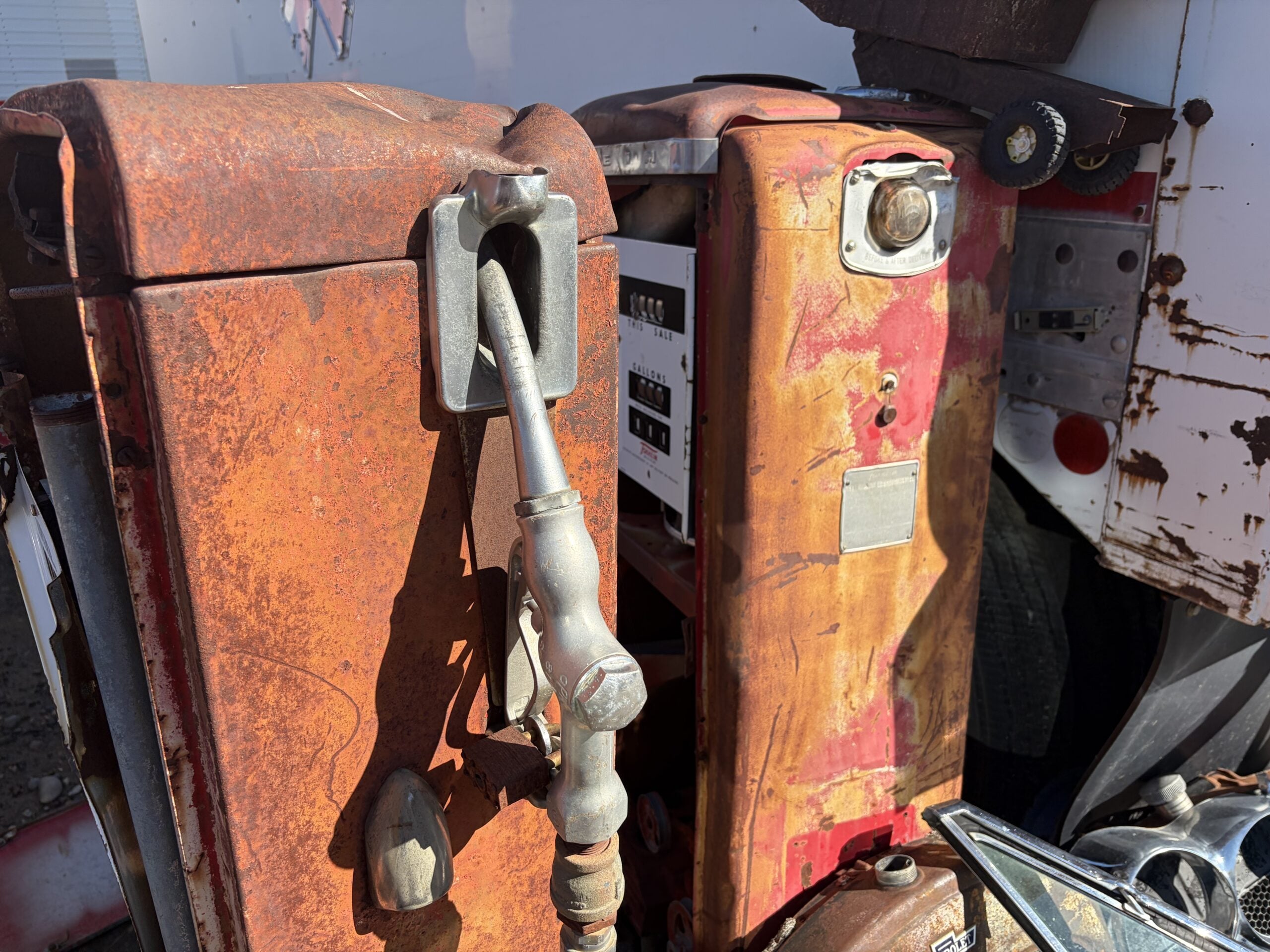 
								3 Gas Pumps and Oiler full									